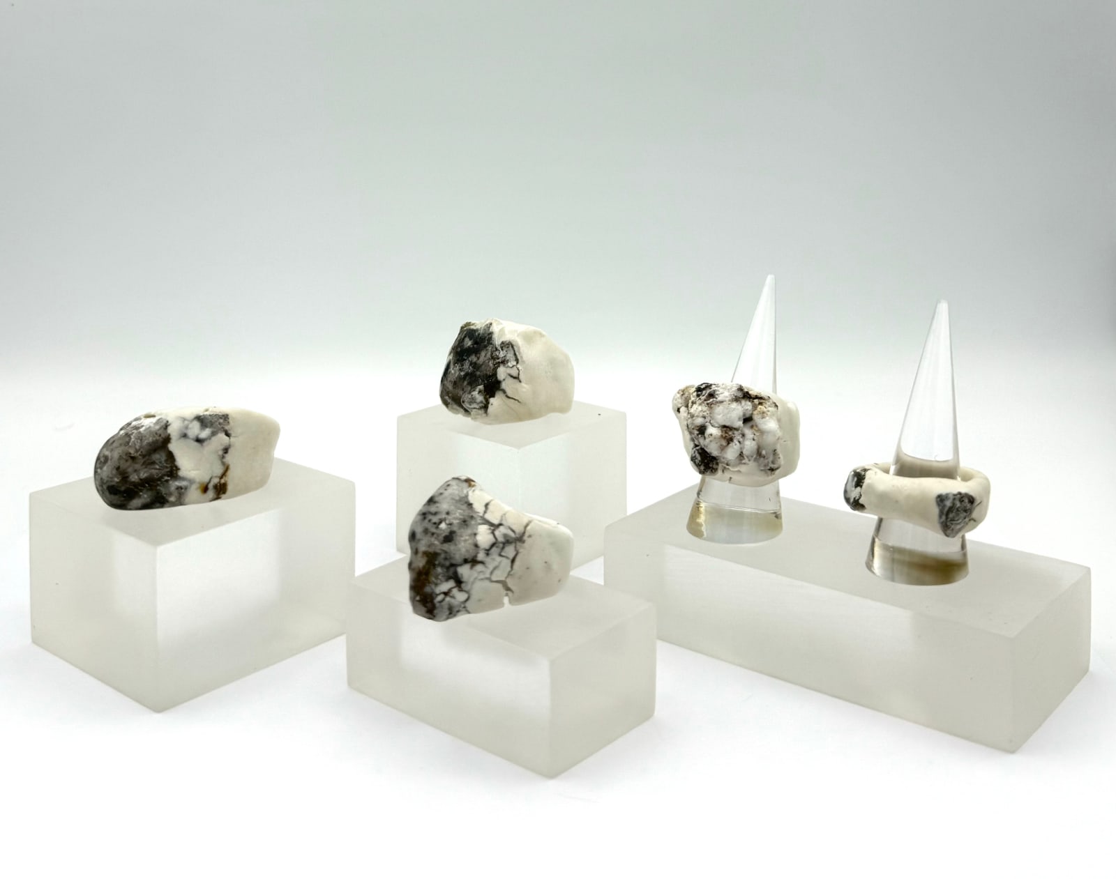 Aneta Regel, Ring - White/ Grey/ Brown Fleck, 2018