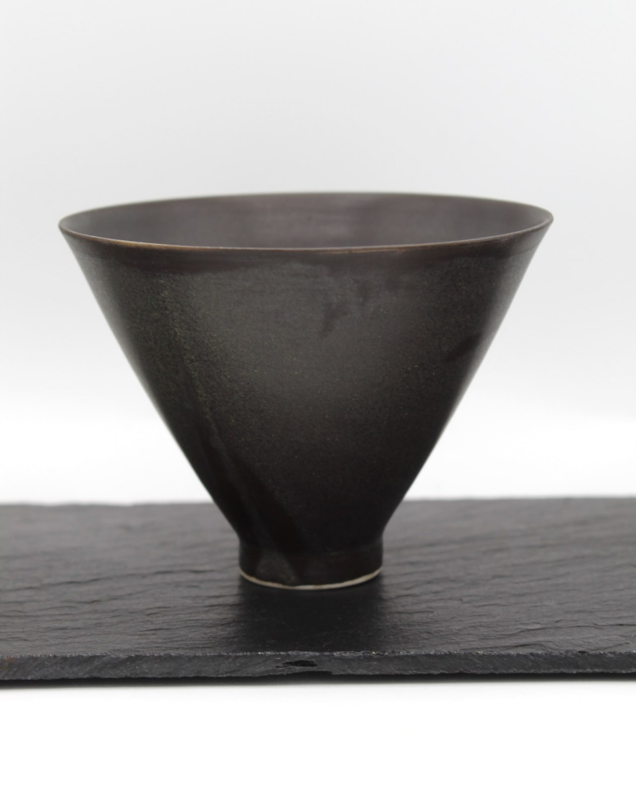 Robyn Hardyman, Group of Three Dishes, 2024