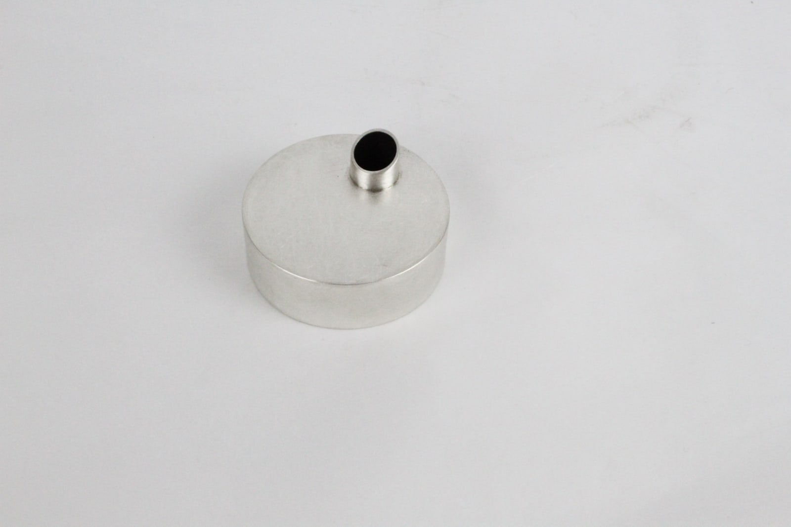 Juliette Bigley, Small silver vase, 2019