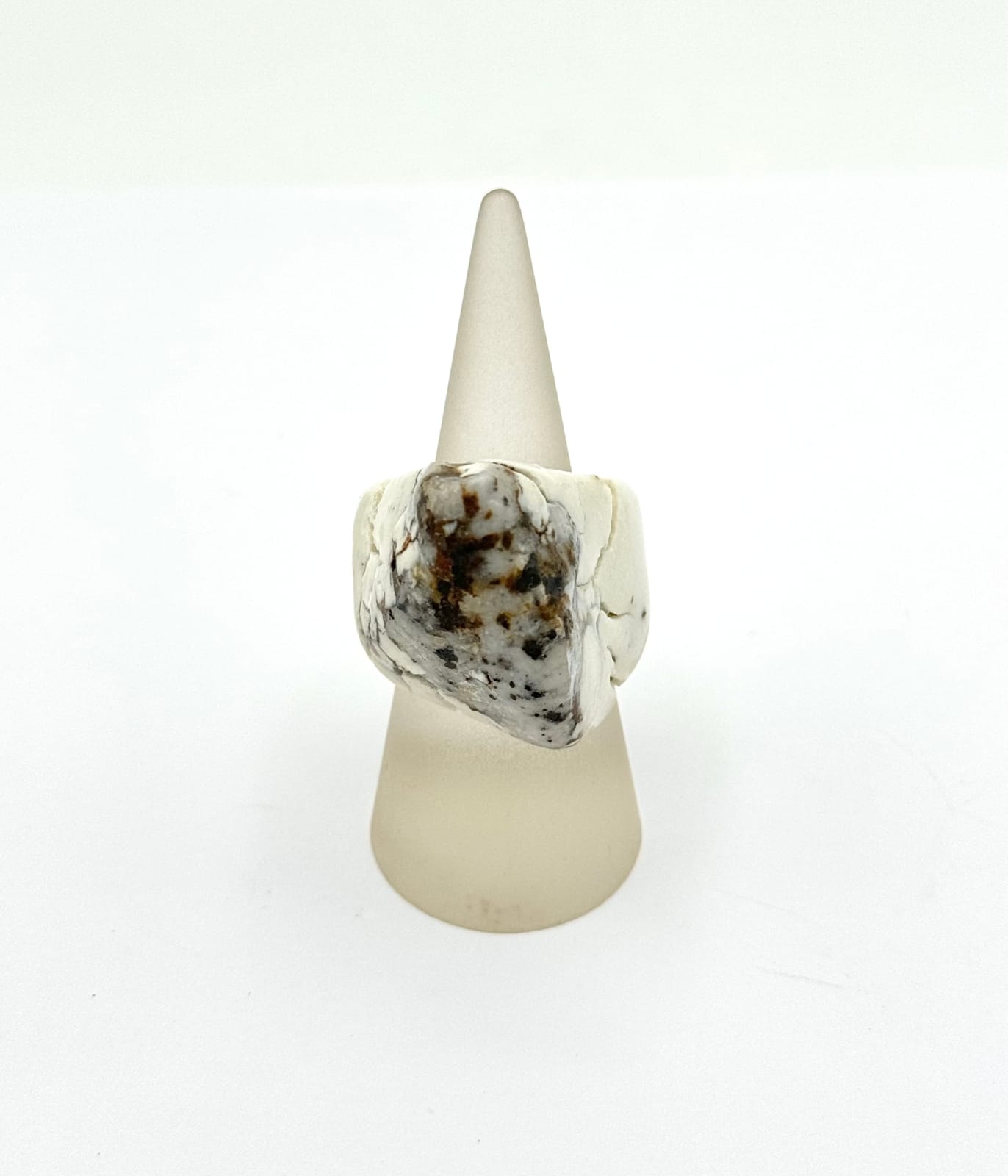 Aneta Regel, Ring - White/ Grey/ Brown Fleck, 2018