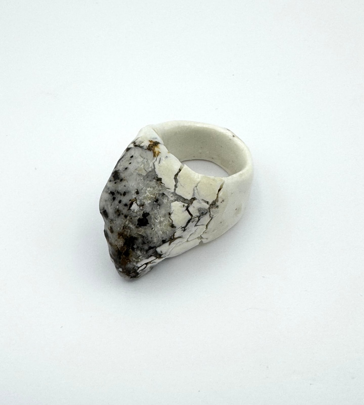 Aneta Regel, Ring - White/ Grey/ Brown Fleck, 2018