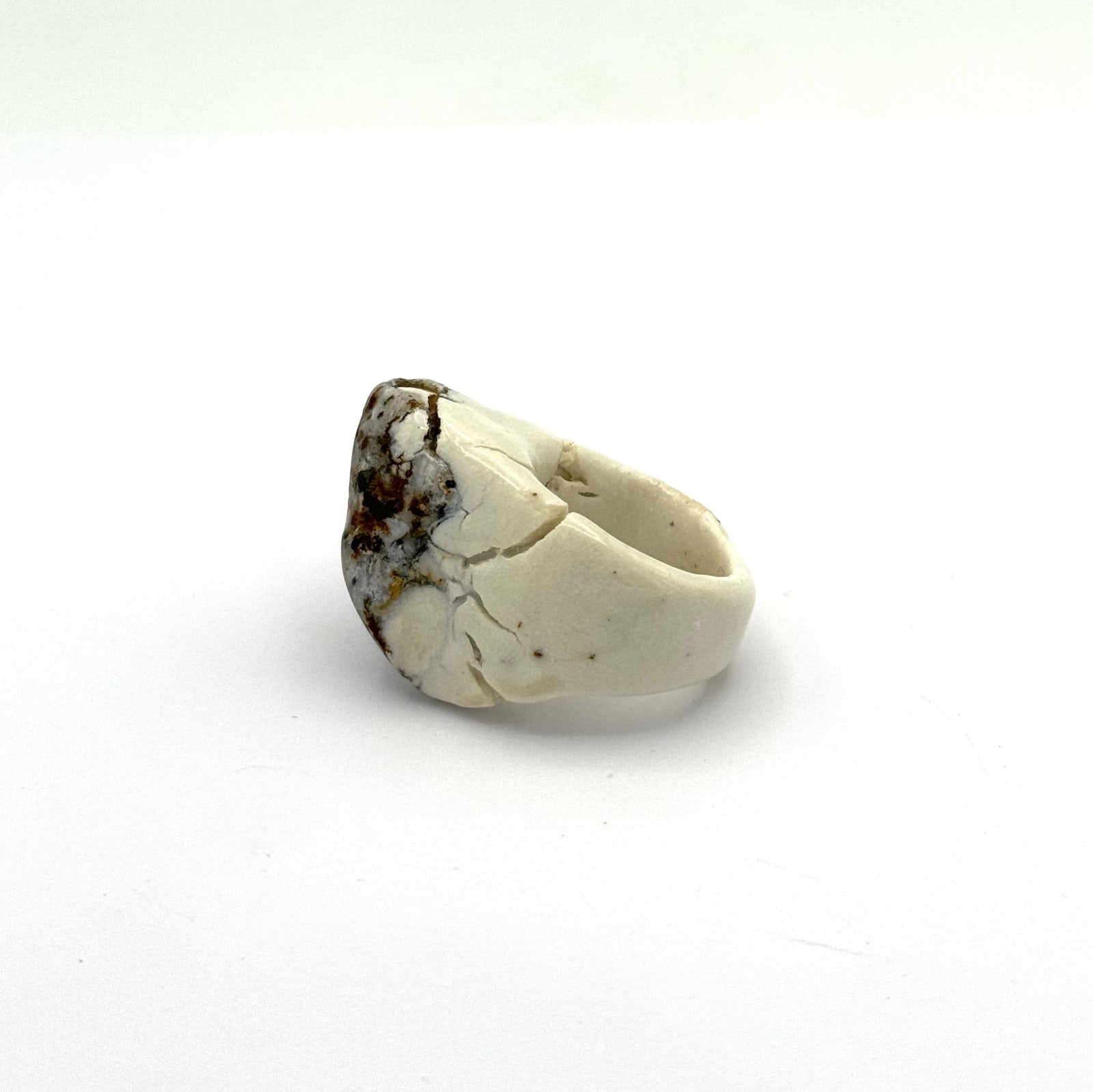 Aneta Regel, Ring - White/ Grey/ Brown Fleck, 2018