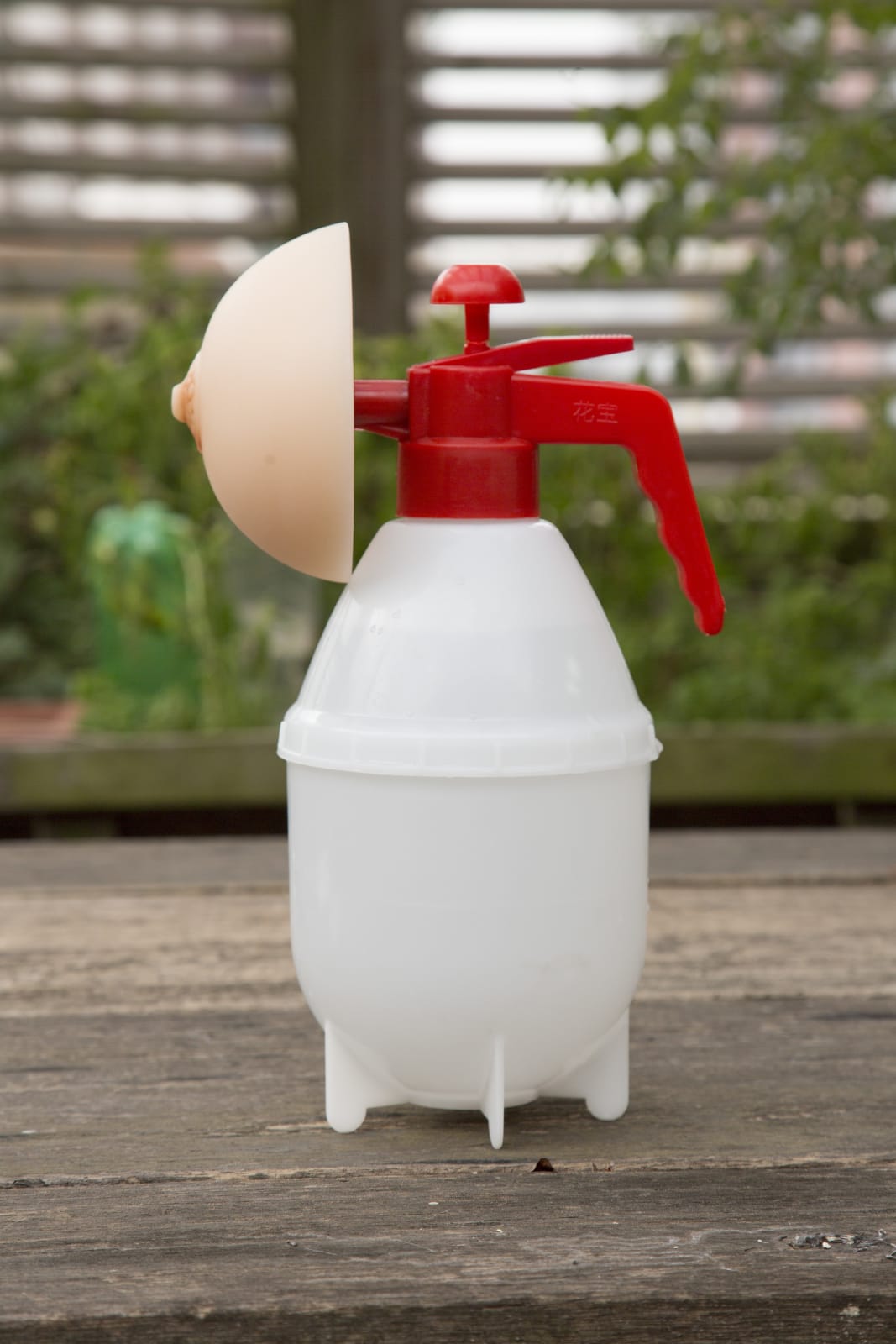 Pixy Liao 廖逸君, Breast Spray 喷奶瓶, 2015