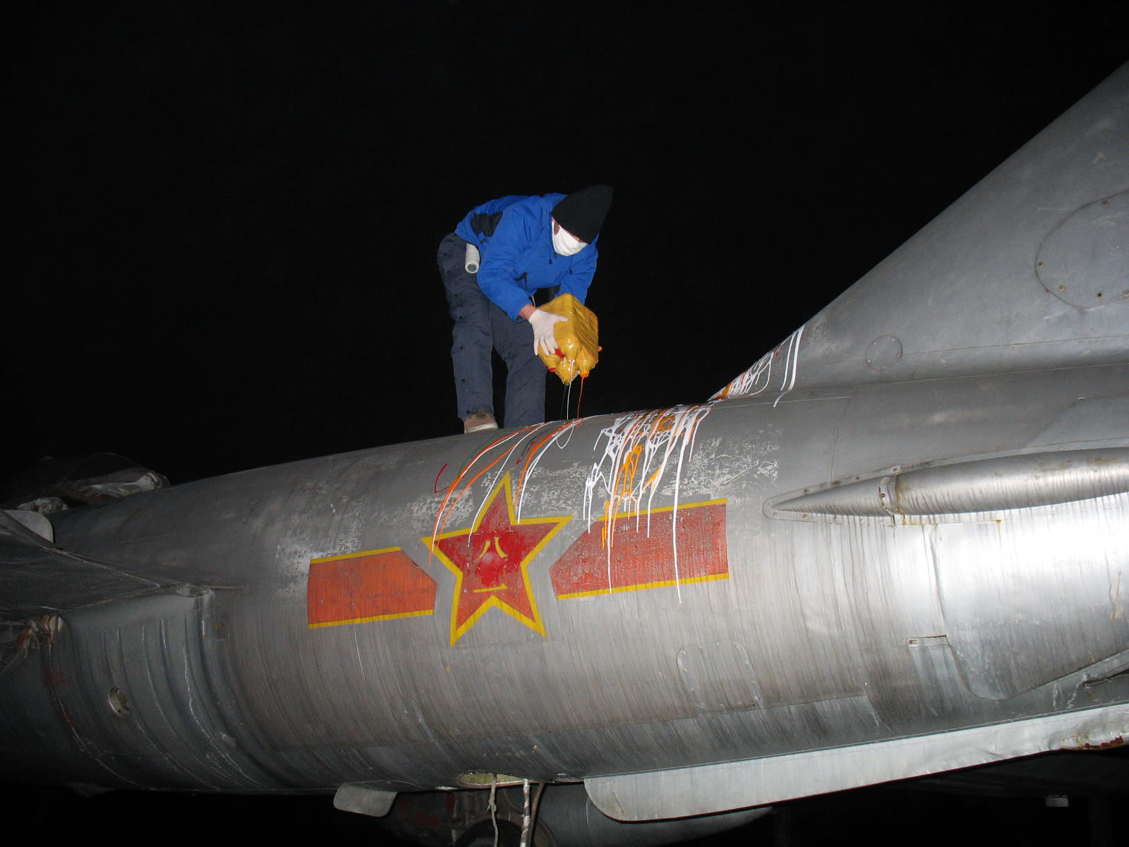 Jiang Li 蒋立, Painting a Plane 涂飞机, 2007