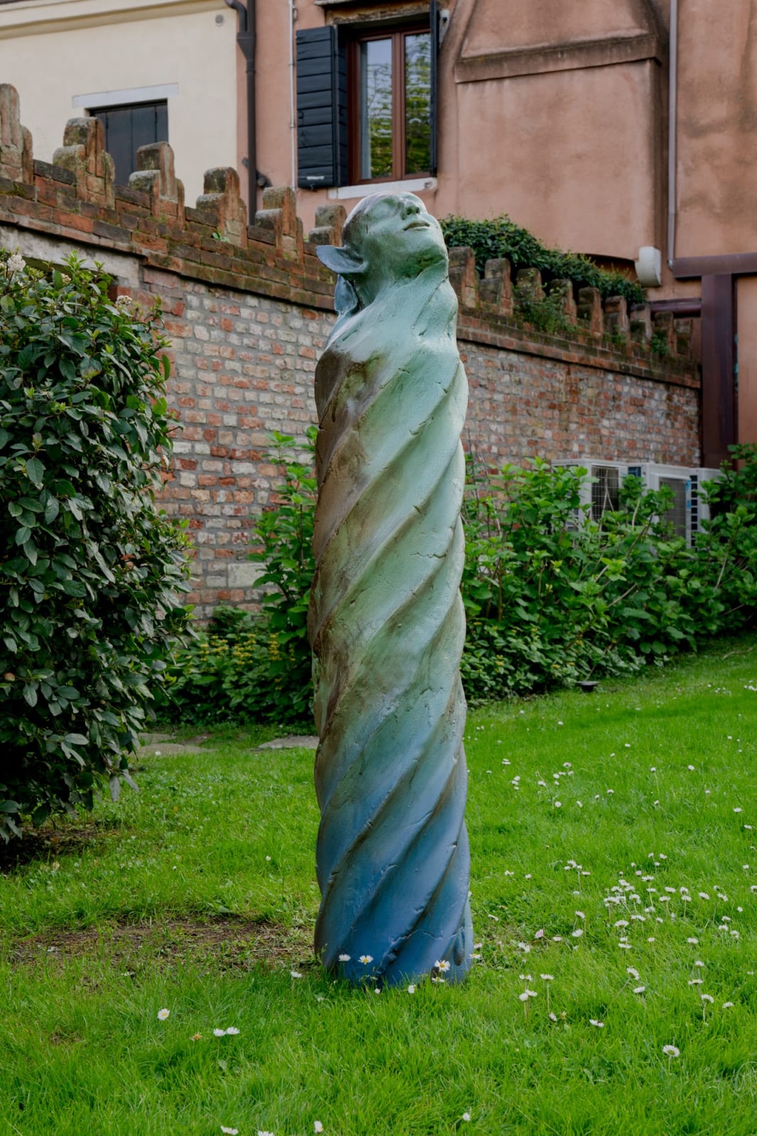 Emiliano Maggi 埃米利亚诺·马吉, Untitled (column) 无题（柱子）, 2020
