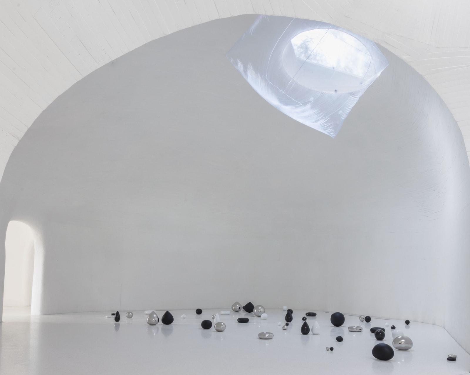 Alice Wang 王凝慧, Installation view of “Alice Wang: The Touching Touched,” UCCA Dune. “王凝慧：触之可觉”展览现场，UCCA沙丘美术馆。, 2023