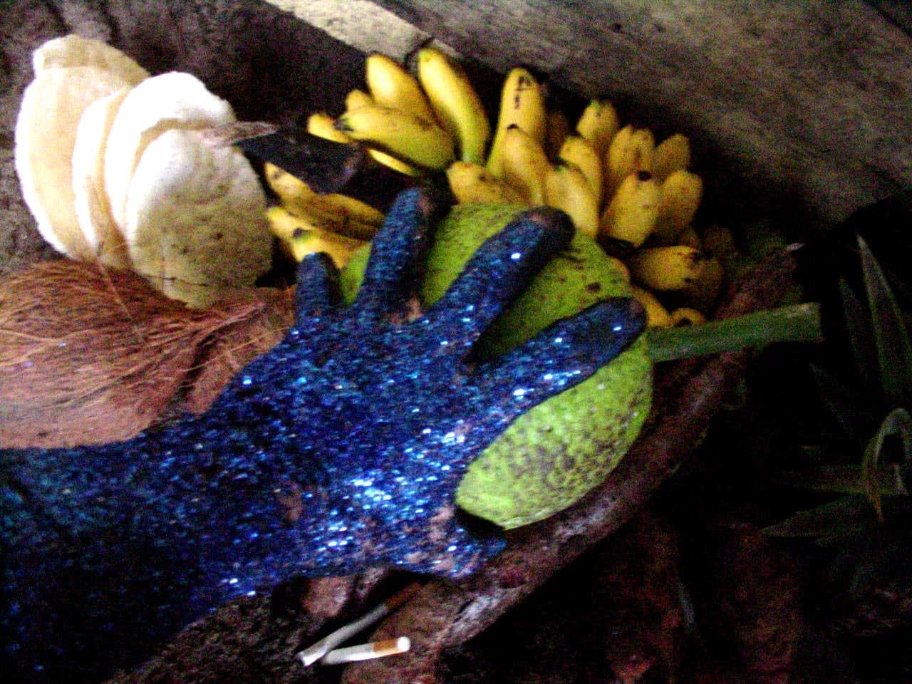 Carlos Betancourt, Interventions with Aracoels Objects, (production image), 2002