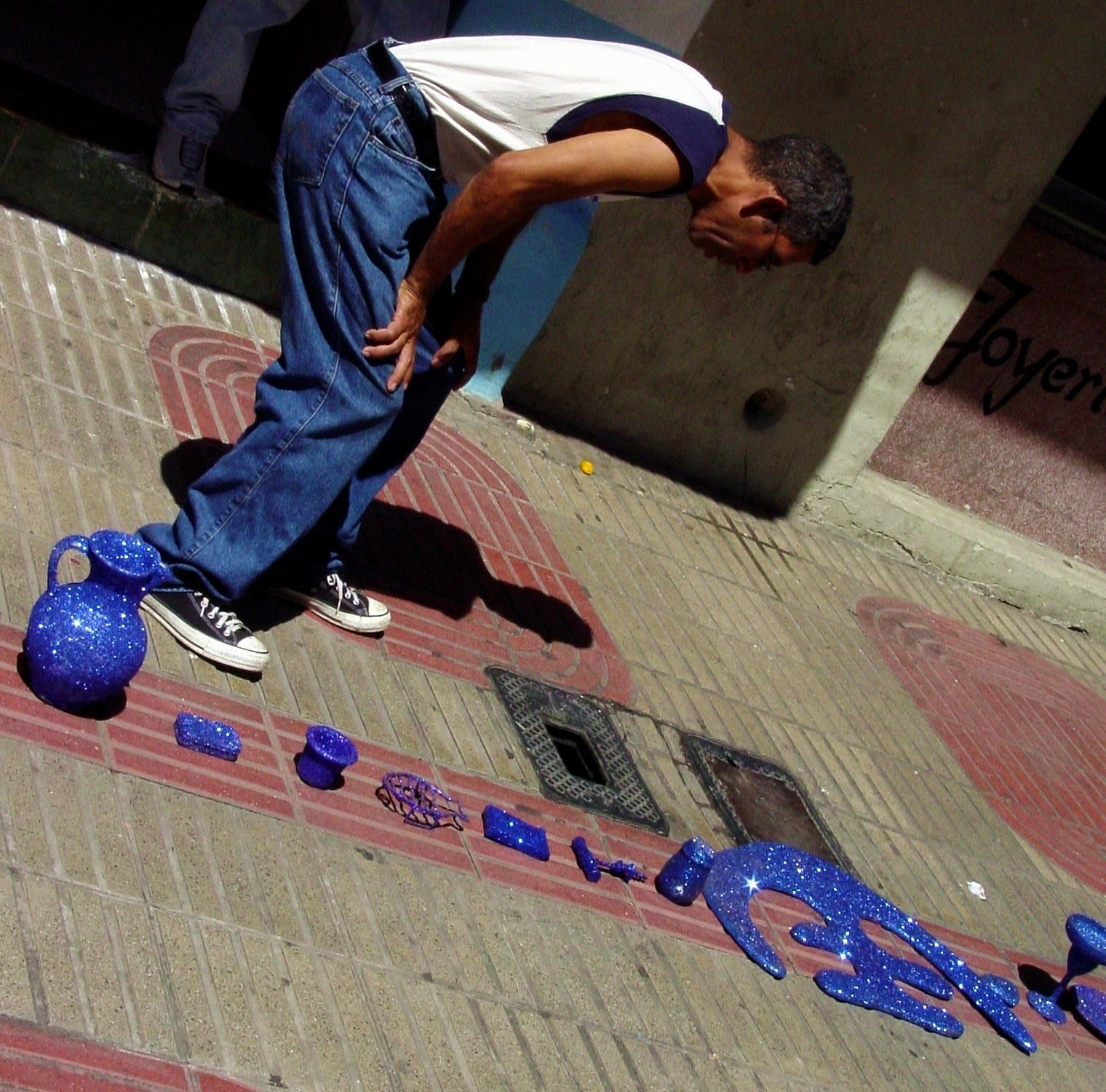 Carlos Betancourt, Interventions with Aracoel's Objects, La Plaza VII, 2002