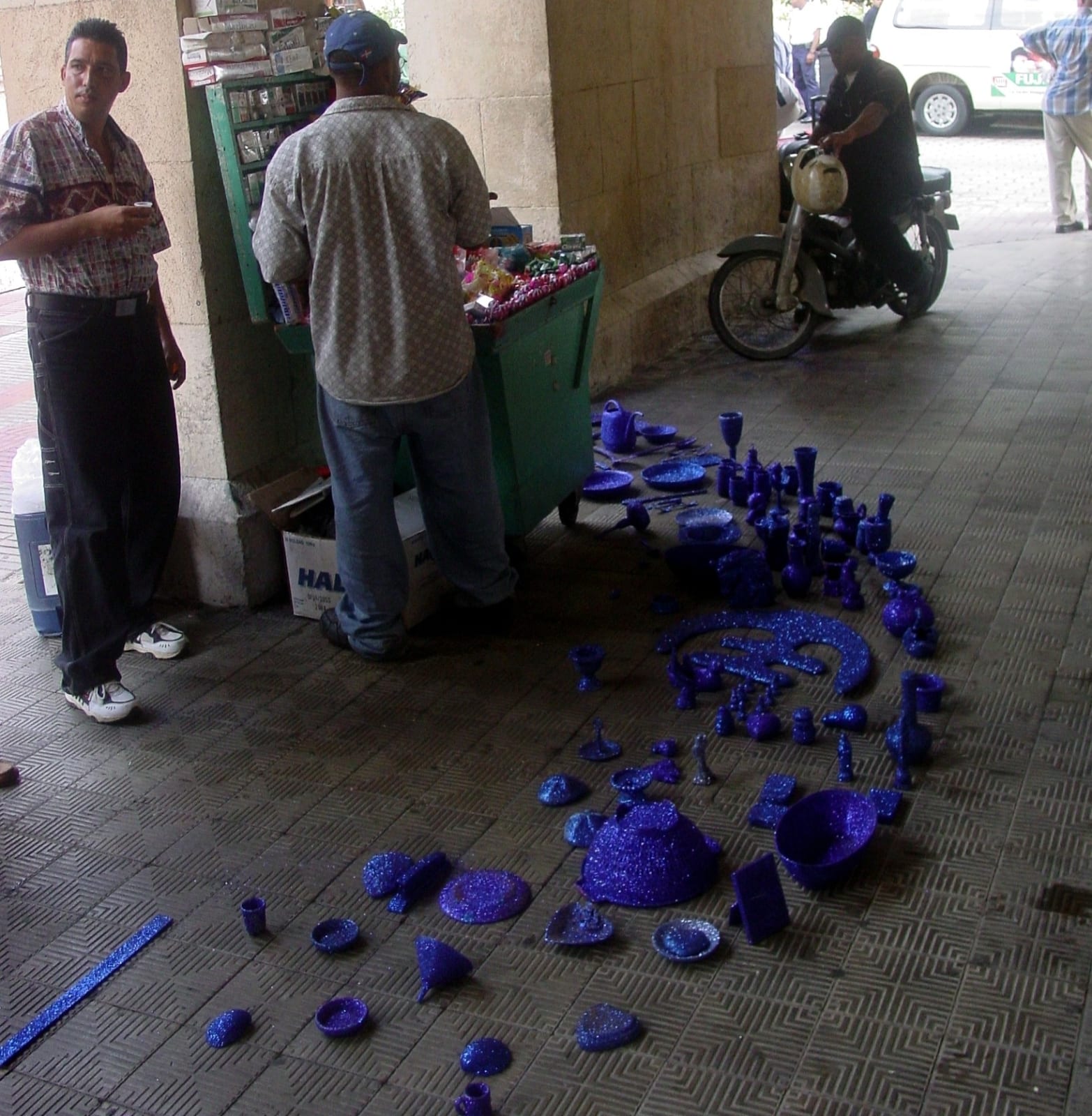 Carlos Betancourt, Interventions with Aracoel's Objects, La Plaza V, 2002