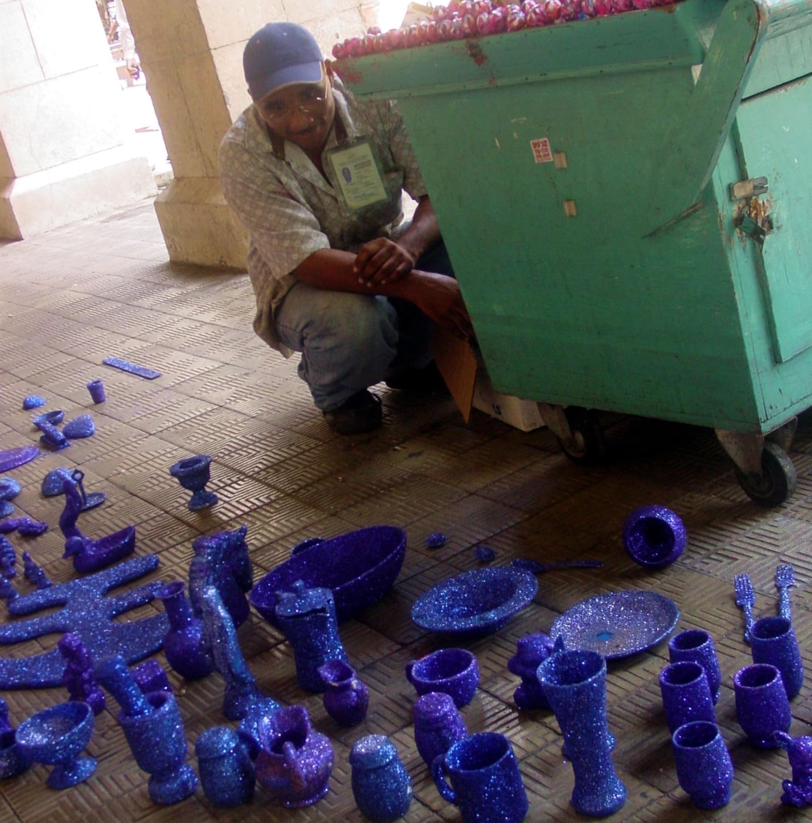 Carlos Betancourt, Interventions with Aracoel's Objects, La Plaza V, 2002