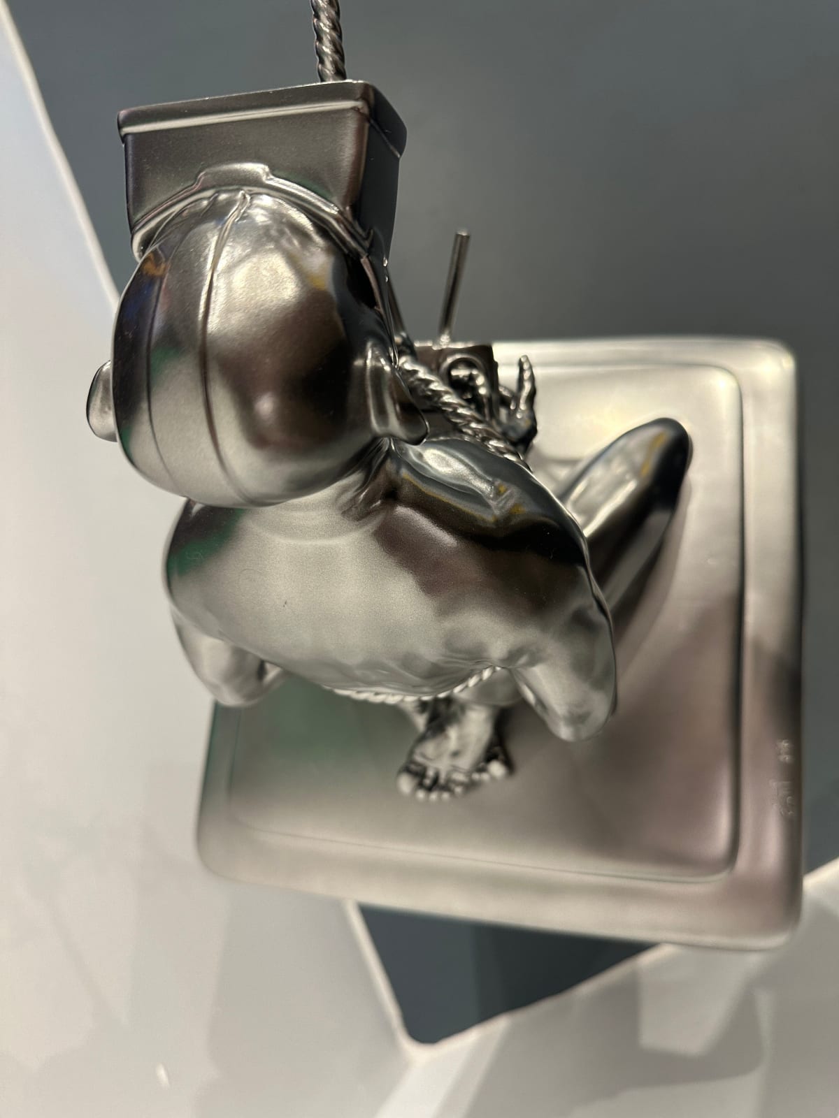 Detail photo of “La Decadence Biomorphique”, sculpture by Beto Gatti artist from Brazil. Available at Carousel Fine Art Miami. The artist’s technique uses resin sculpture with a silver finish. His paradoxical art externalizes introspection, conveying restlessness and inspiring daydreams. Referencing time and technology, he explores their societal impact while addressing the concerns of today with a vision for tomorrow. Colors of this work: Silver