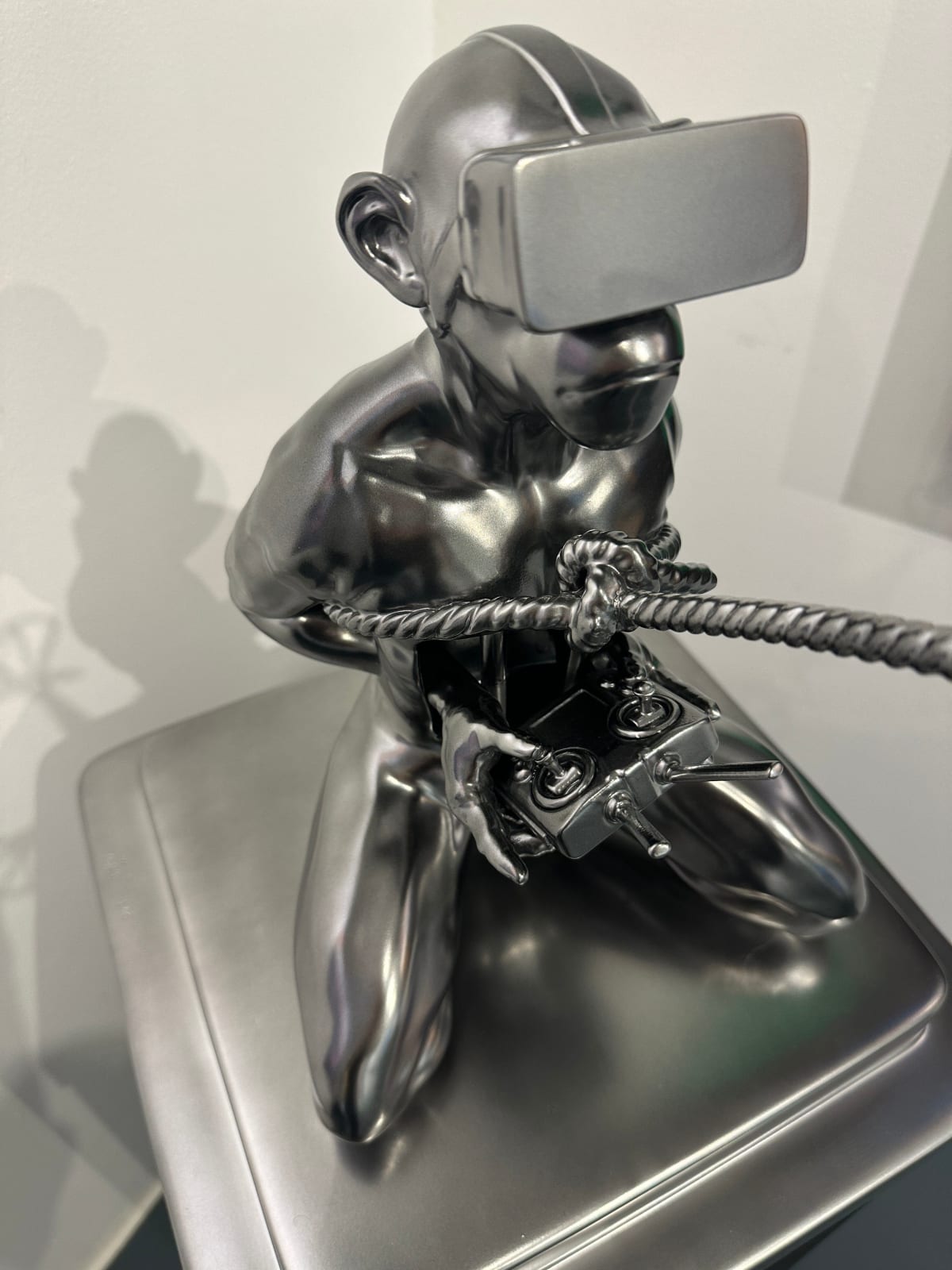 Detail photo of “La Decadence Biomorphique”, sculpture by Beto Gatti artist from Brazil. Available at Carousel Fine Art Miami. The artist’s technique uses resin sculpture with a silver finish. His paradoxical art externalizes introspection, conveying restlessness and inspiring daydreams. Referencing time and technology, he explores their societal impact while addressing the concerns of today with a vision for tomorrow. Colors of this work: Silver