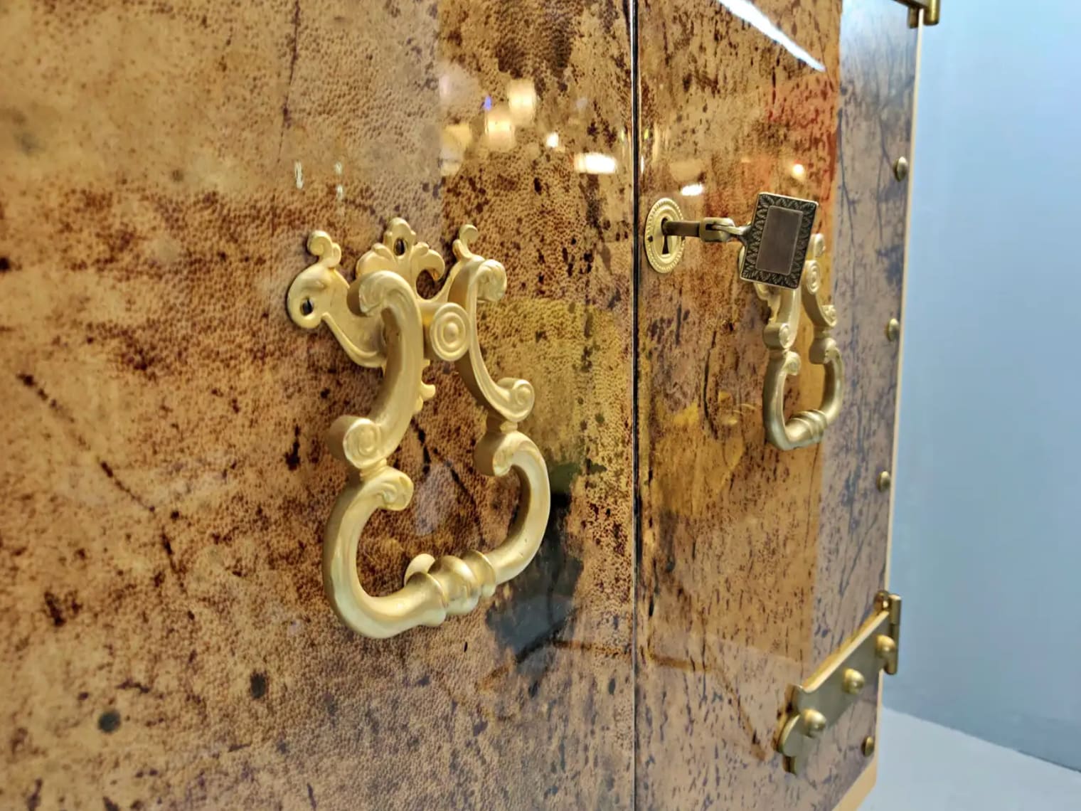 Aldo Tura, Exquisite illuminated bar cabinet with Goatskin, 1950