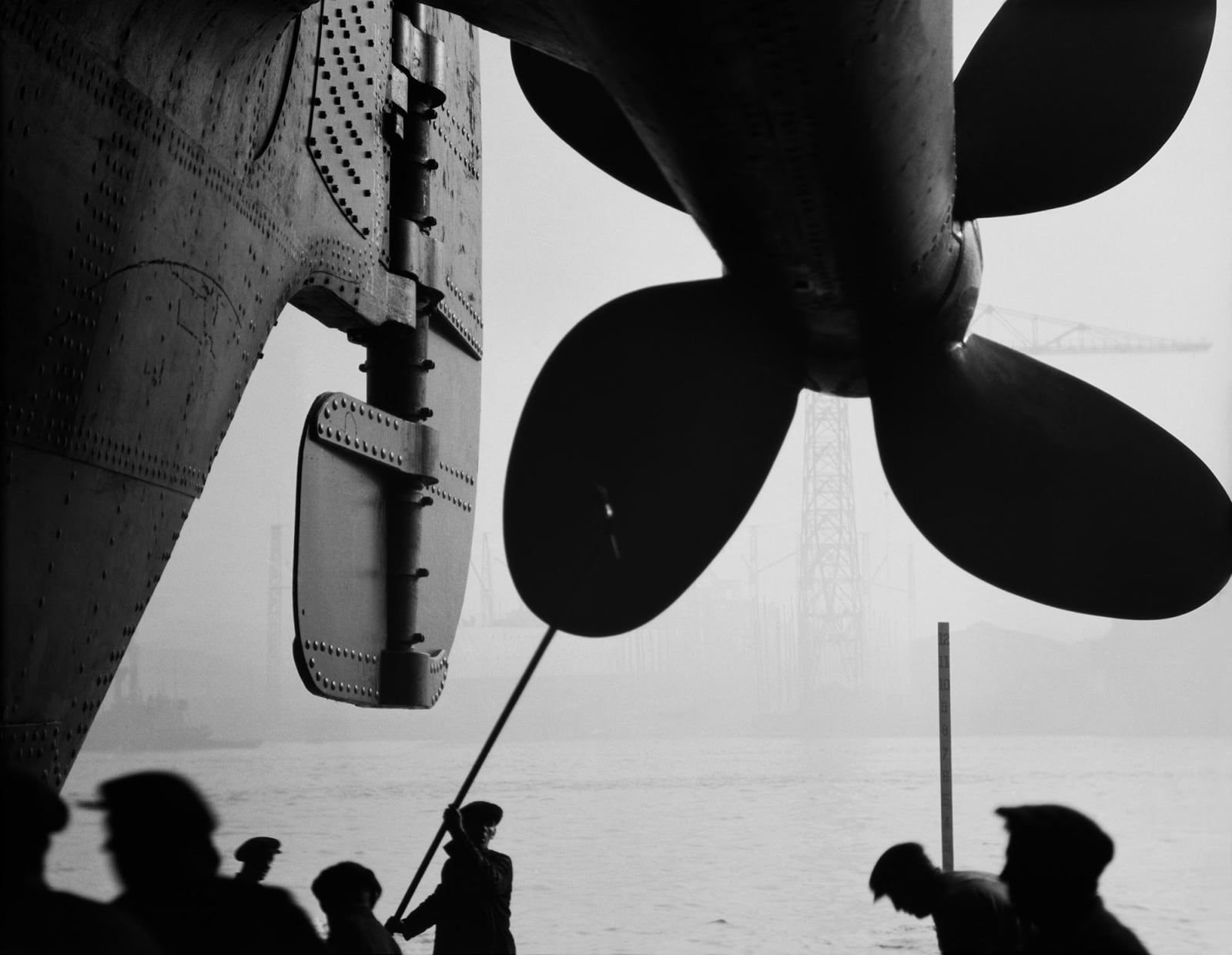 E.O. Hoppé, Painting the Propeller, Swan Hunter & Wigham Richardson Shiptard, Tyneside, London, 1928