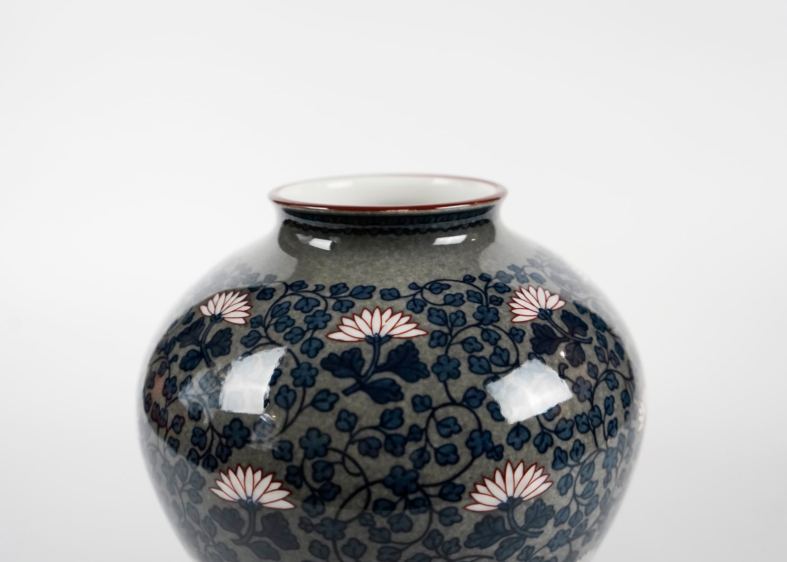 Imaizumi Imaemon XIII 十三代今泉今右衛門, Vase with Overglaze Enamel Decoration and Flora 色絵 花瓶