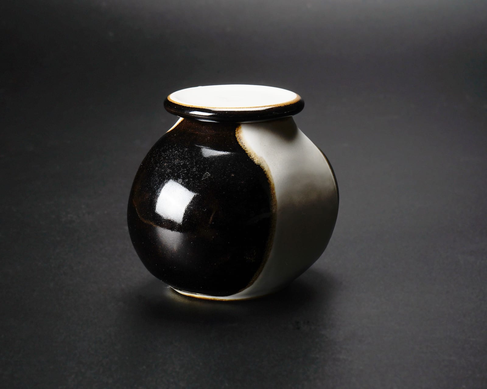 Yanagihara Mutsuo 柳原睦夫, "Eggplant" tea caddy with white glaze, 2010-2013