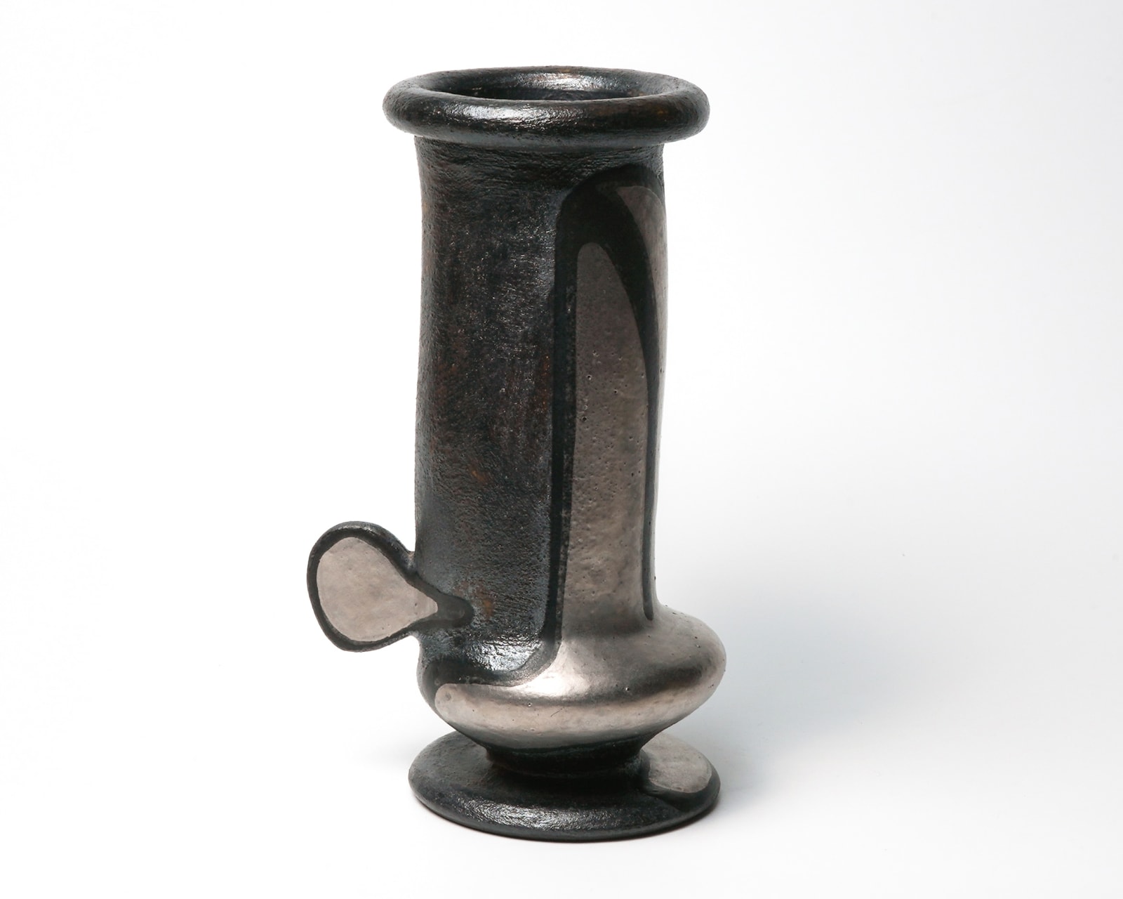 Yanagihara Mutsuo 柳原睦夫, Silver Oribe flower vase with lugs 銀オリベ耳付筒花入, 2020