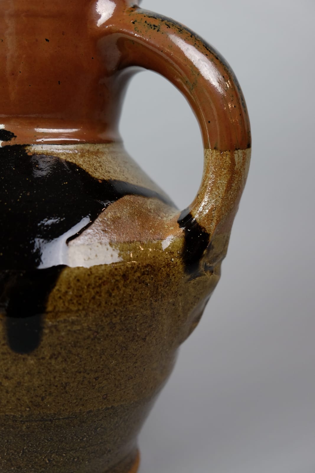 Murata Gen 村田 元, Pitcher with Persimmon and Black Slip 把手壼柿釉黒釉文, c. 1960s
