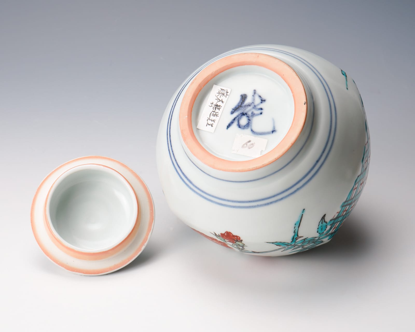 FUJIMOTO YOSHIMICHI (NŌDŌ) 藤本能道, Covered decorative jar with rose drawings