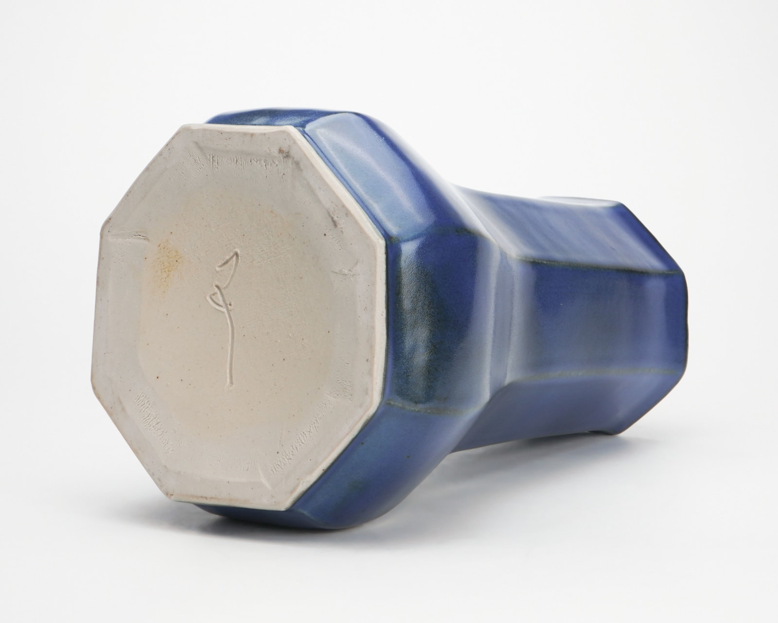 Kawamoto Goro 河本五郎, Vase with dragon motif against cobalt-blue ground