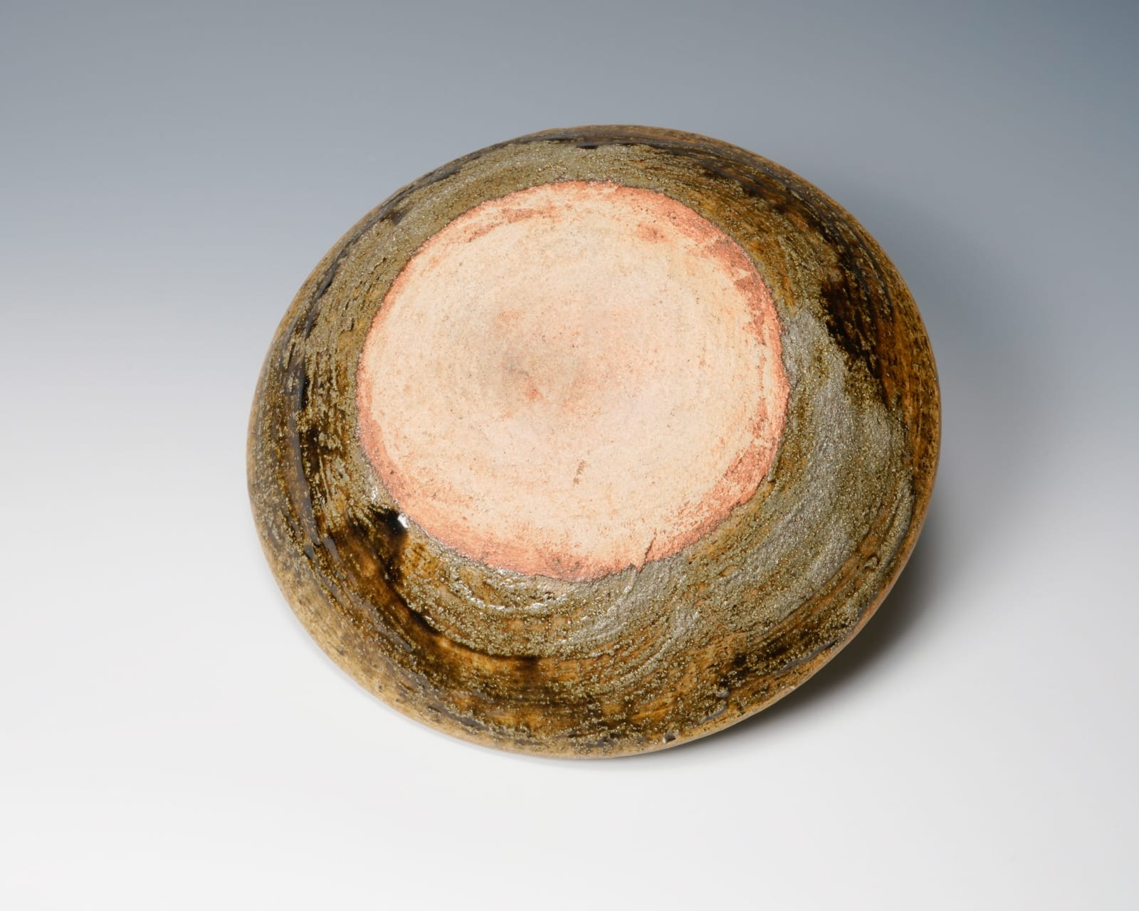 Kawai Kanjiro 河井寛次郎, Dish with brushed hakeme over yellow glazed clay, 1955
