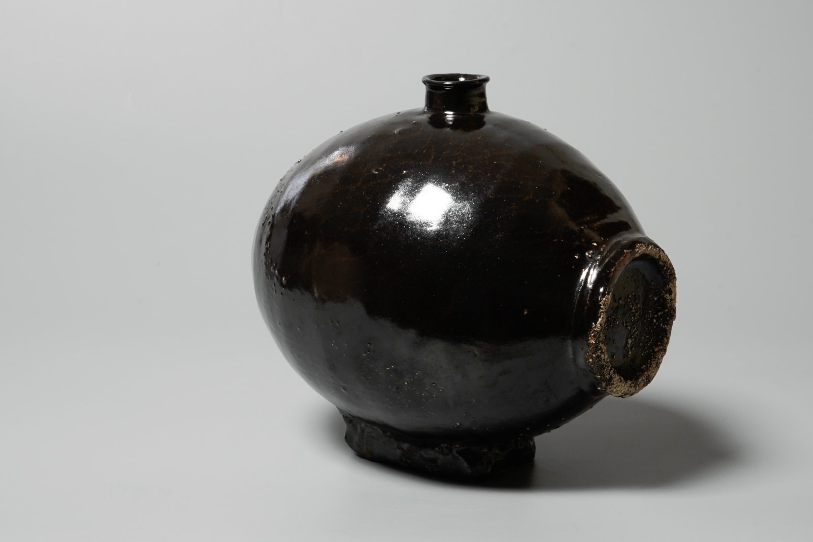 Takesue Hiomi 武末日臣, Black jar with Korean-style rice bale form 扁壺黒
