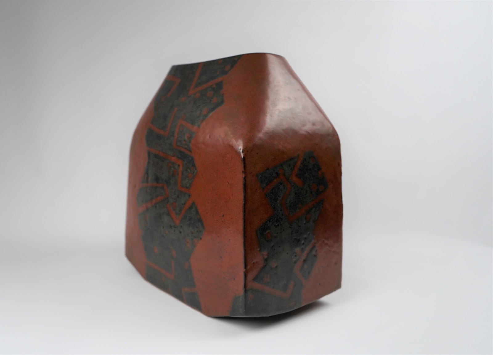 Morino Taimei 森野泰明, Rust Red Iron Glazed Square Jar 黒銹扁壺, 1982