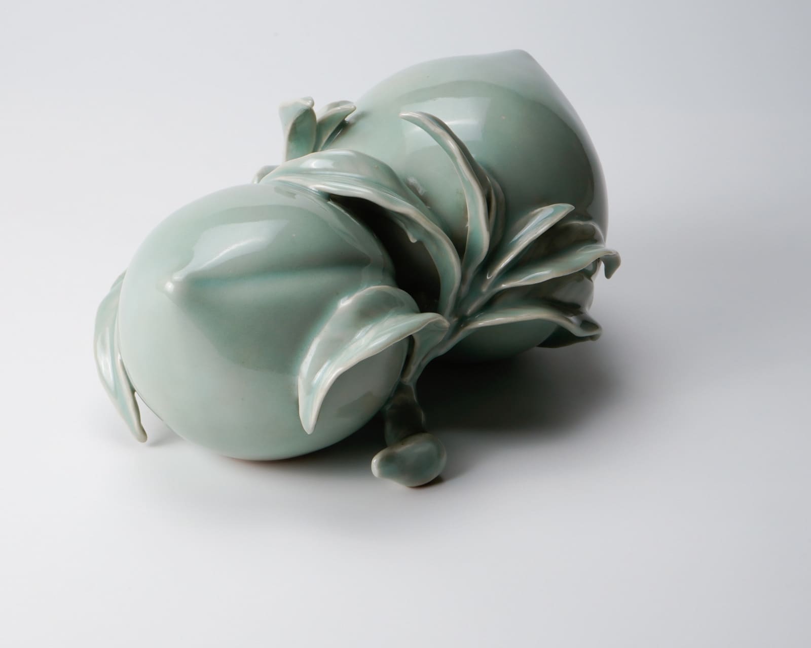 KUSUBE Yaichi 楠部彌弌, Peach shaped celadon ornament