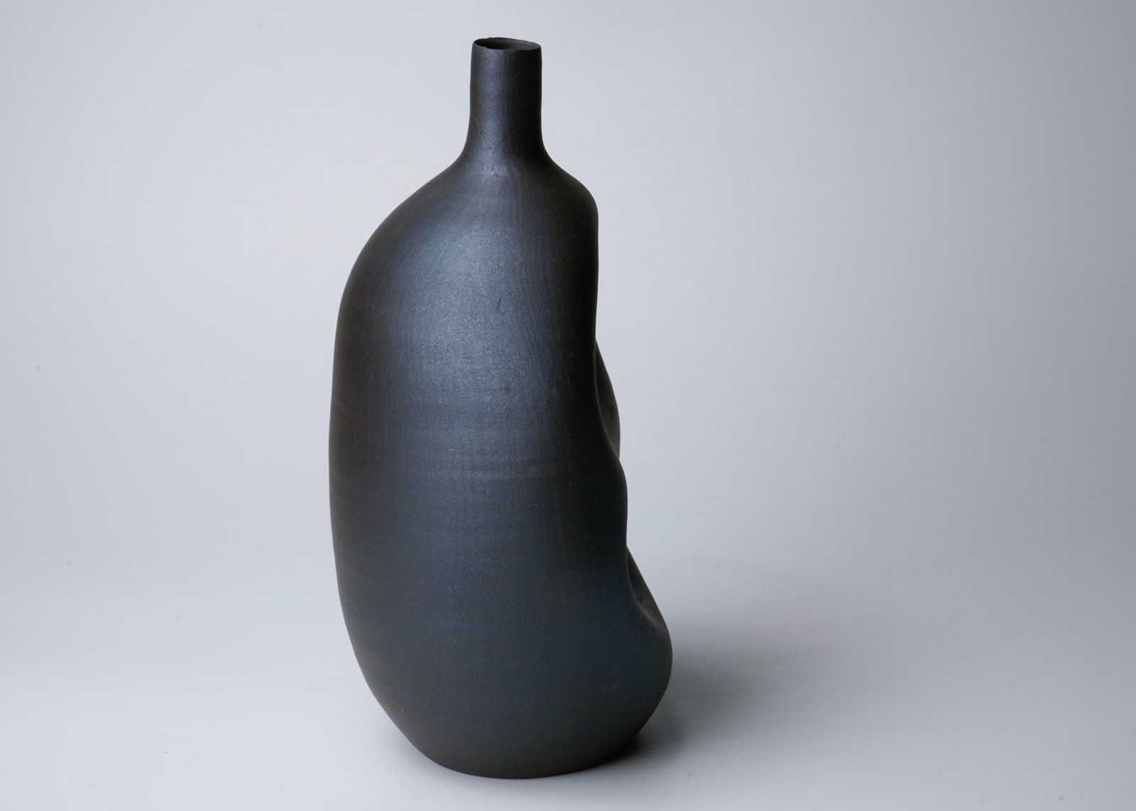 Yagi Kazuo 八木一夫, Black flower vase 黒陶黒い壺花器