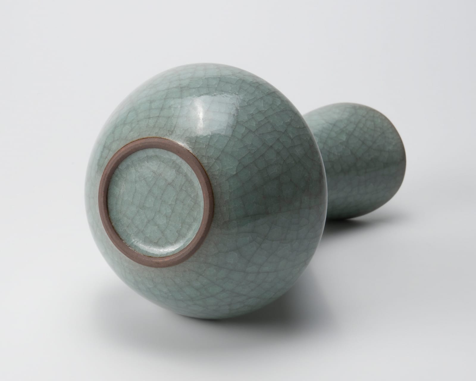 Yoshida Shuhei 吉田周平, Celadon spouted flower vase, 2023