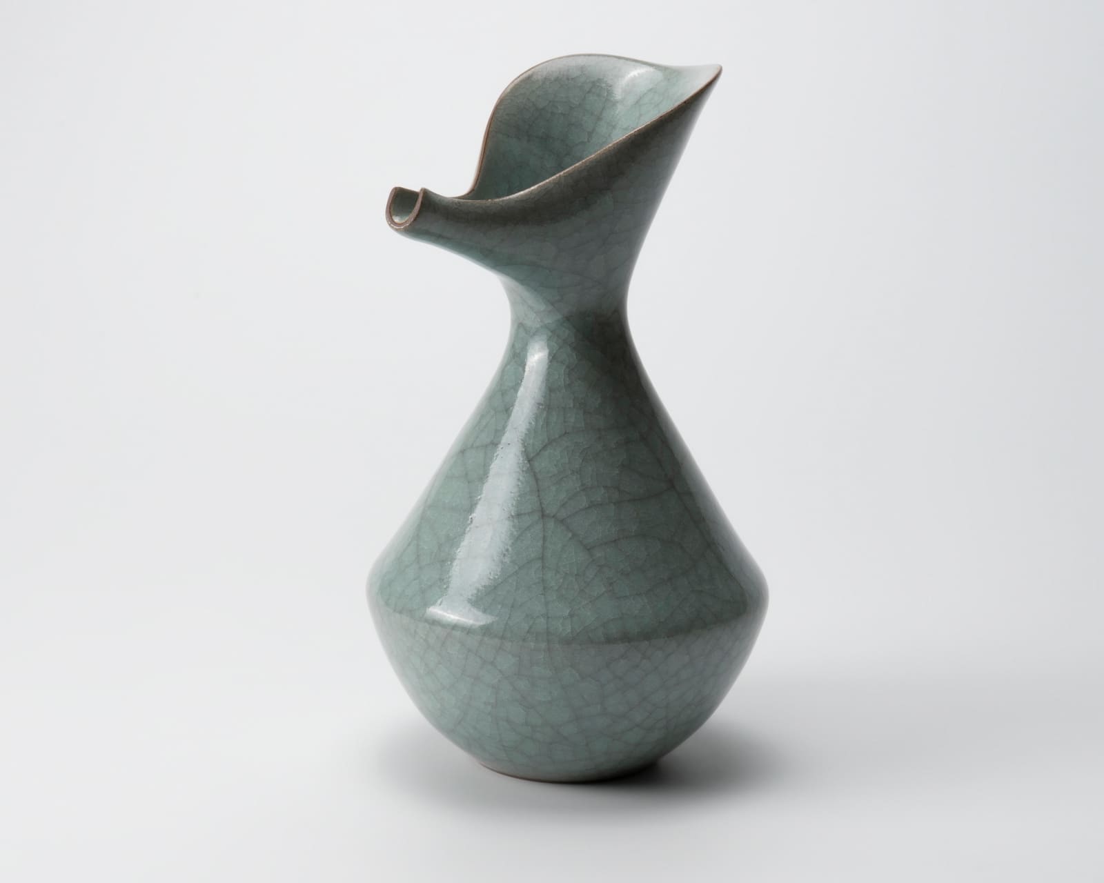 Yoshida Shuhei 吉田周平, Celadon spouted flower vase, 2023