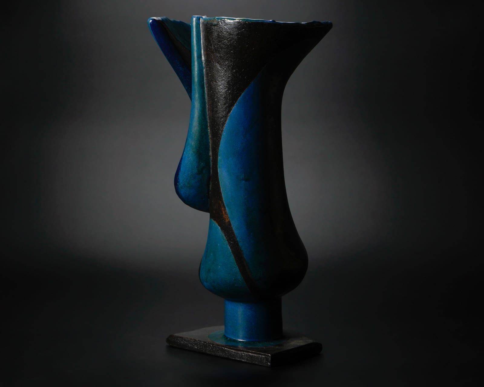 Yanagihara Mutsuo 柳原睦夫, Topological Vessel: The Sound of a Pulse (standing vase with azure glaze) 碧釉トポロ立壺"鼓動を聴く, 2019