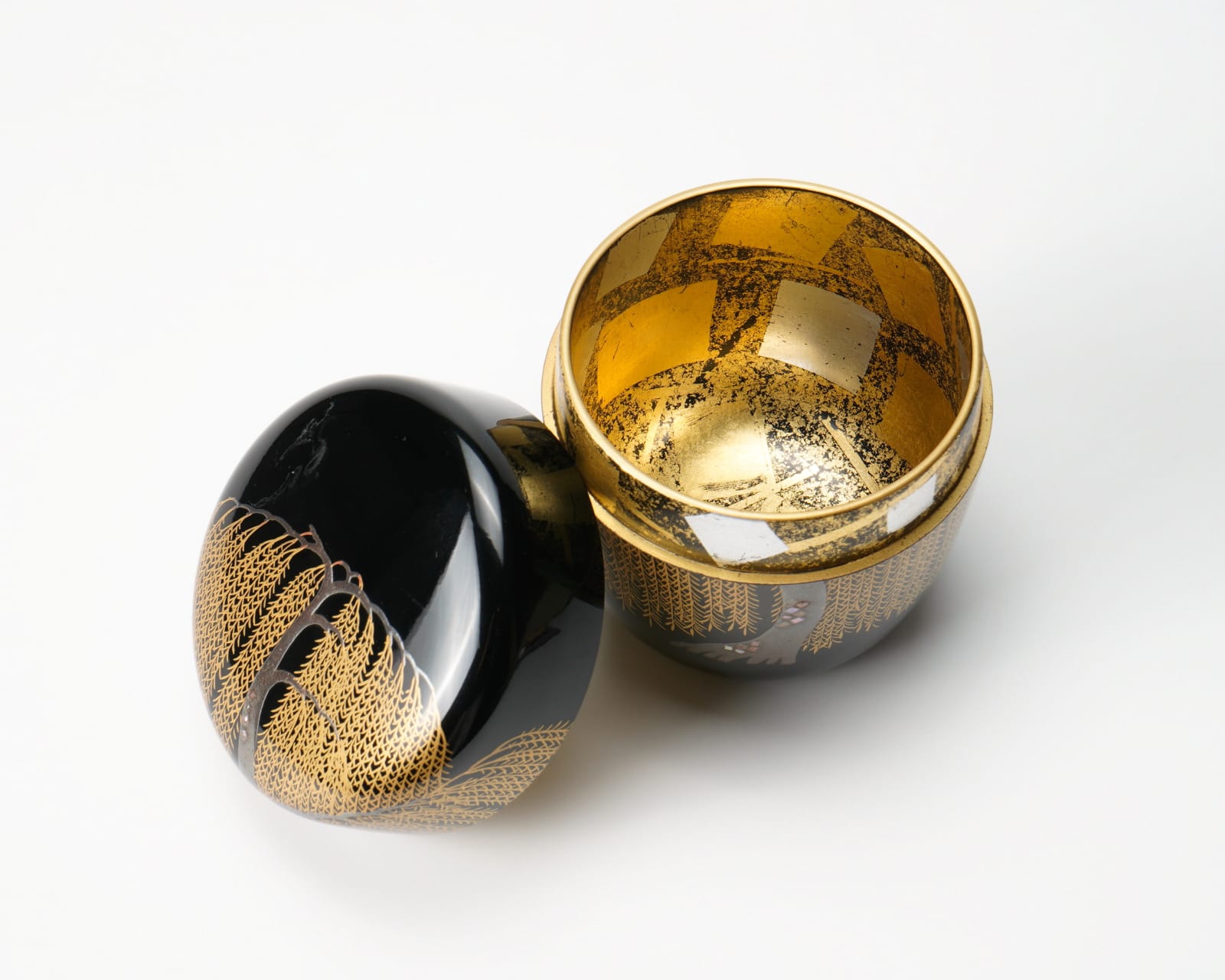 Takahashi Asaya 高橋朝也, Wajima lacquer natsume with willow tree design (tea caddy)