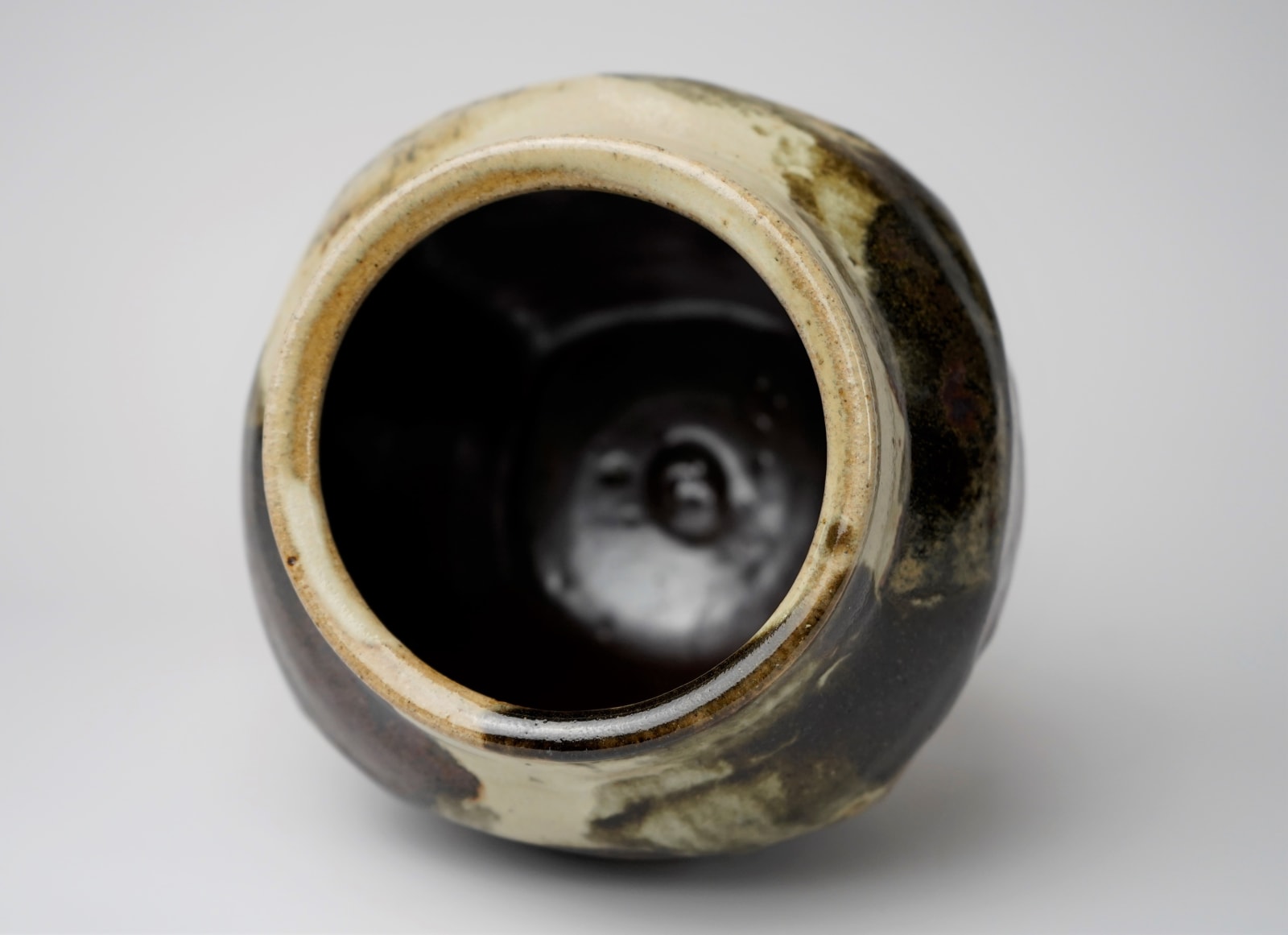 Murata Gen 村田 元, Faceted Jar, Black on Rice Husk Glaze 糠白釉黒文面取壺