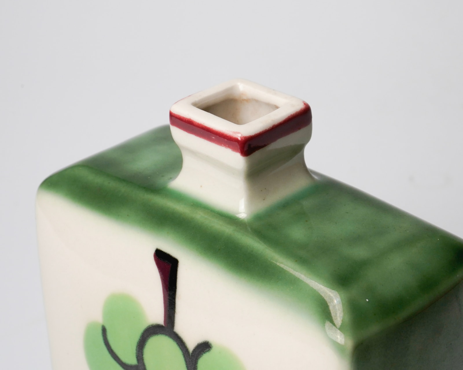 Kumakura Junkichi 熊倉順吉, Jar with Grape Drawing 彩釉葡壺
