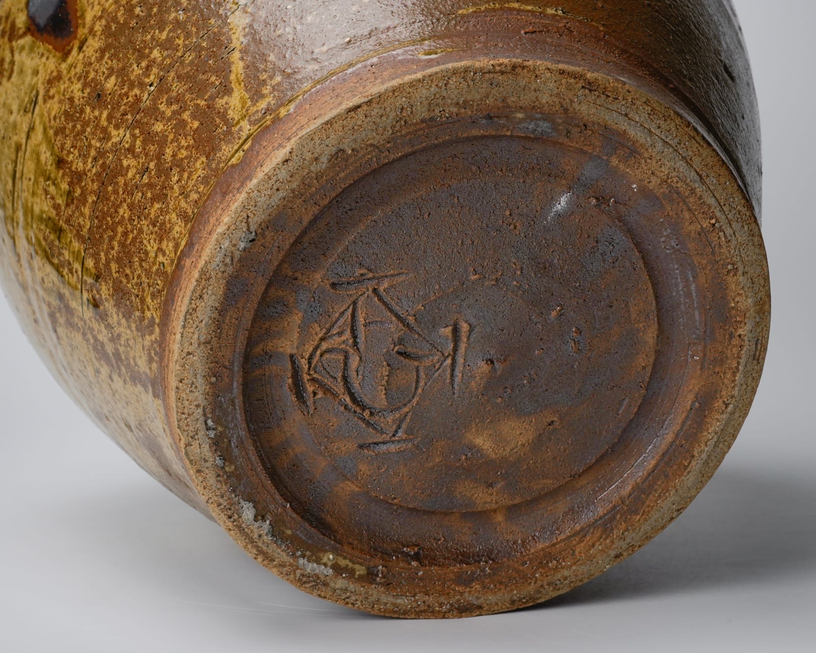 Murata Gen 村田 元, Ash Glazed Iron Jar with Grape Drawing 灰釉葡萄文壺