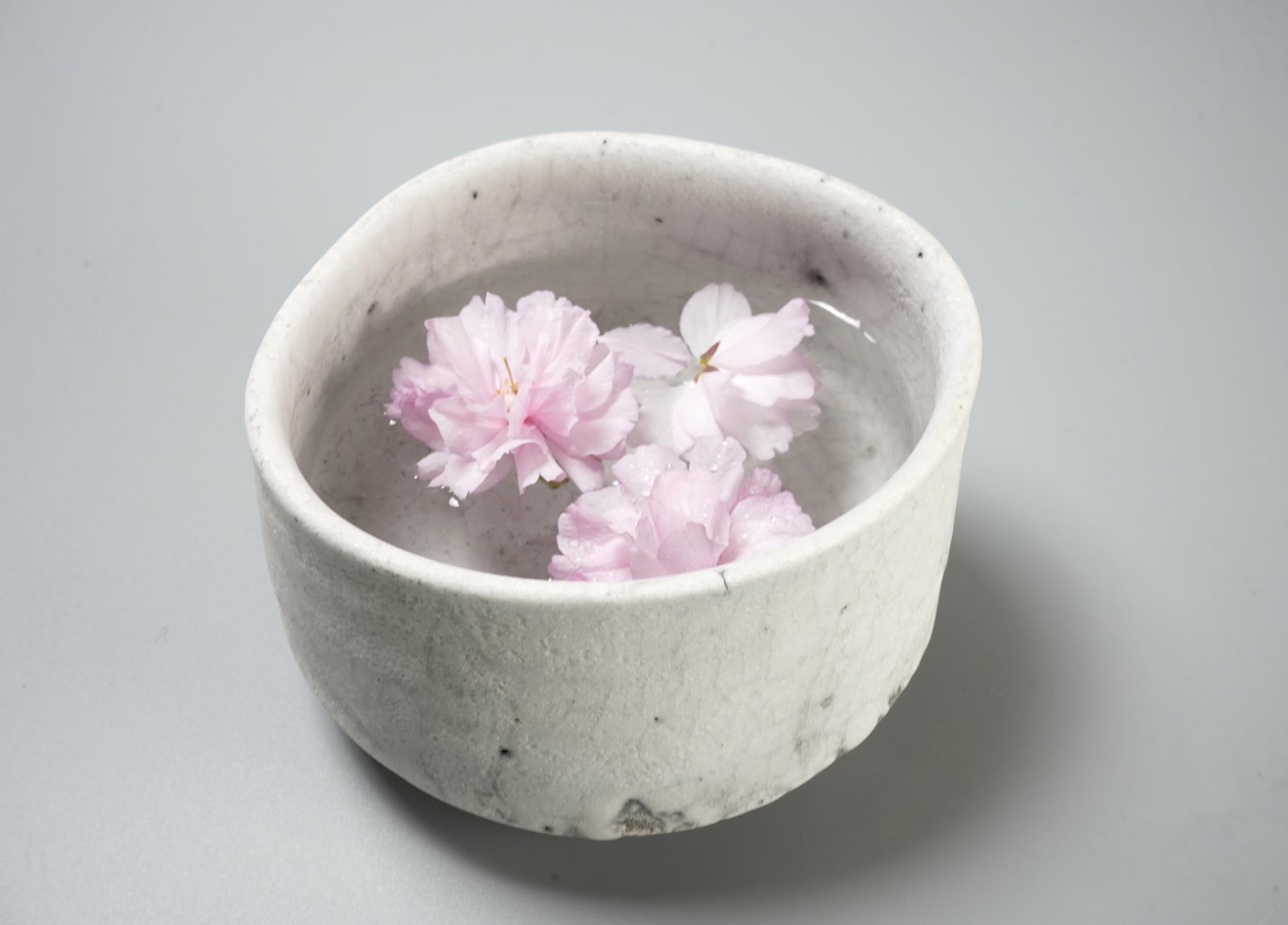 Tsujimura Yui 辻村唯, White Shino Teabowl with Ash Glaze 白志野筒茶盌