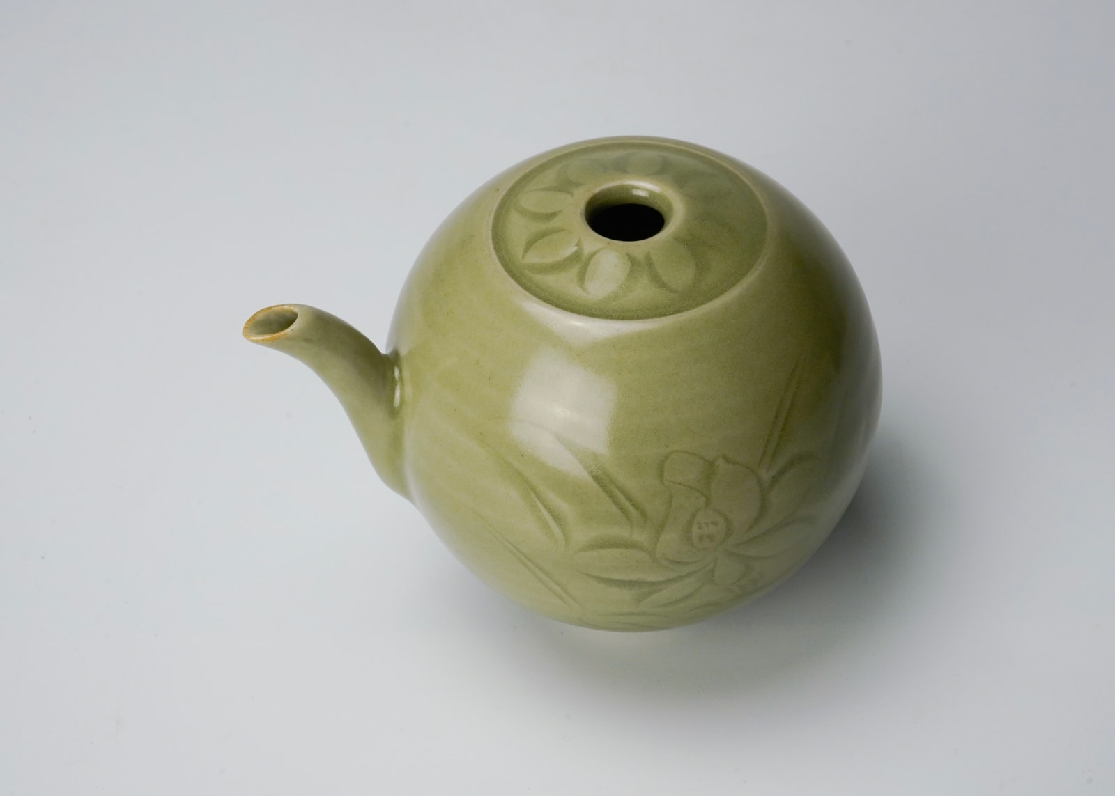 Water dropper with flower engraving