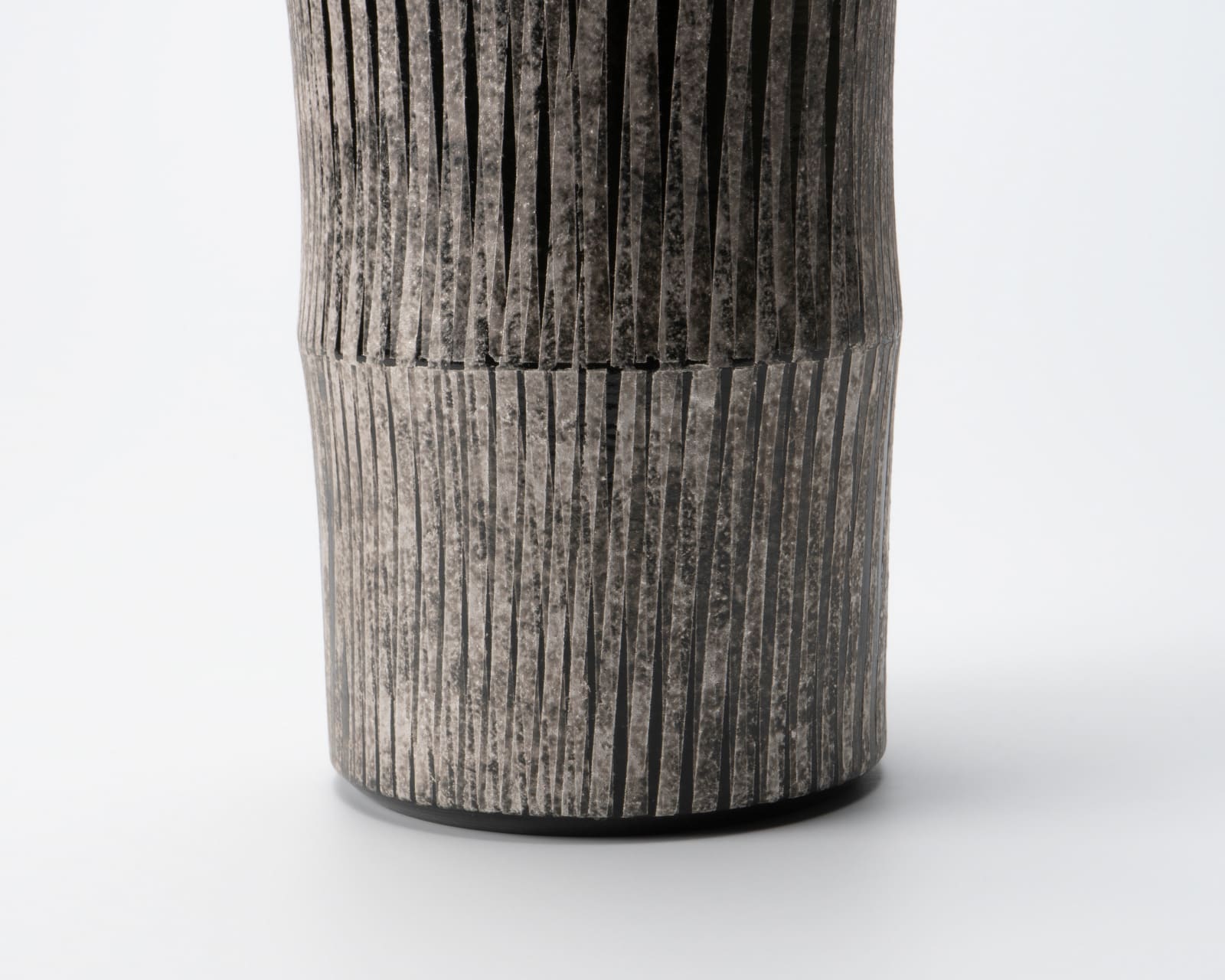 Maeda Masahiro 前田正博, Lidded flower vase with overglaze enamel and silver pigments