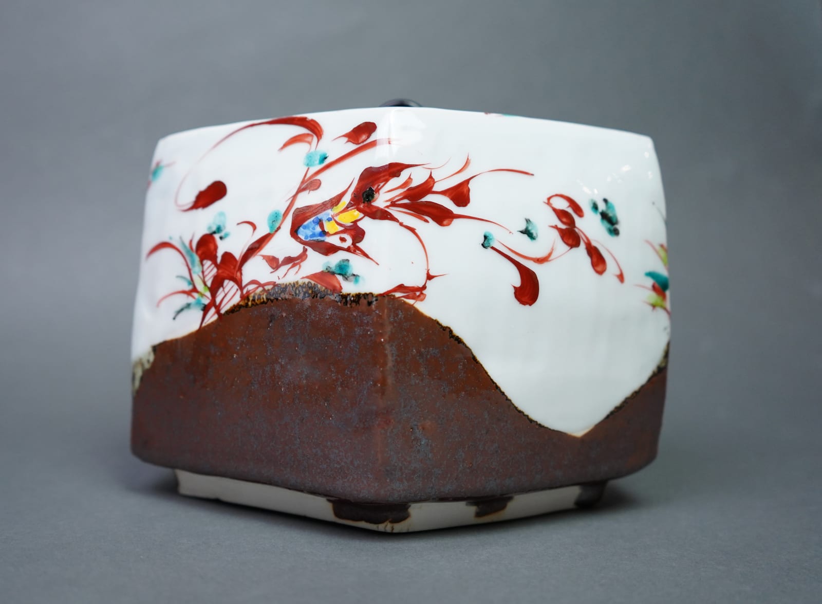 Tsuboshima Dohei 坪島 圡平, Diamond Shaped Water Jar With Red Enamel 赤絵菱水指 , 2000's