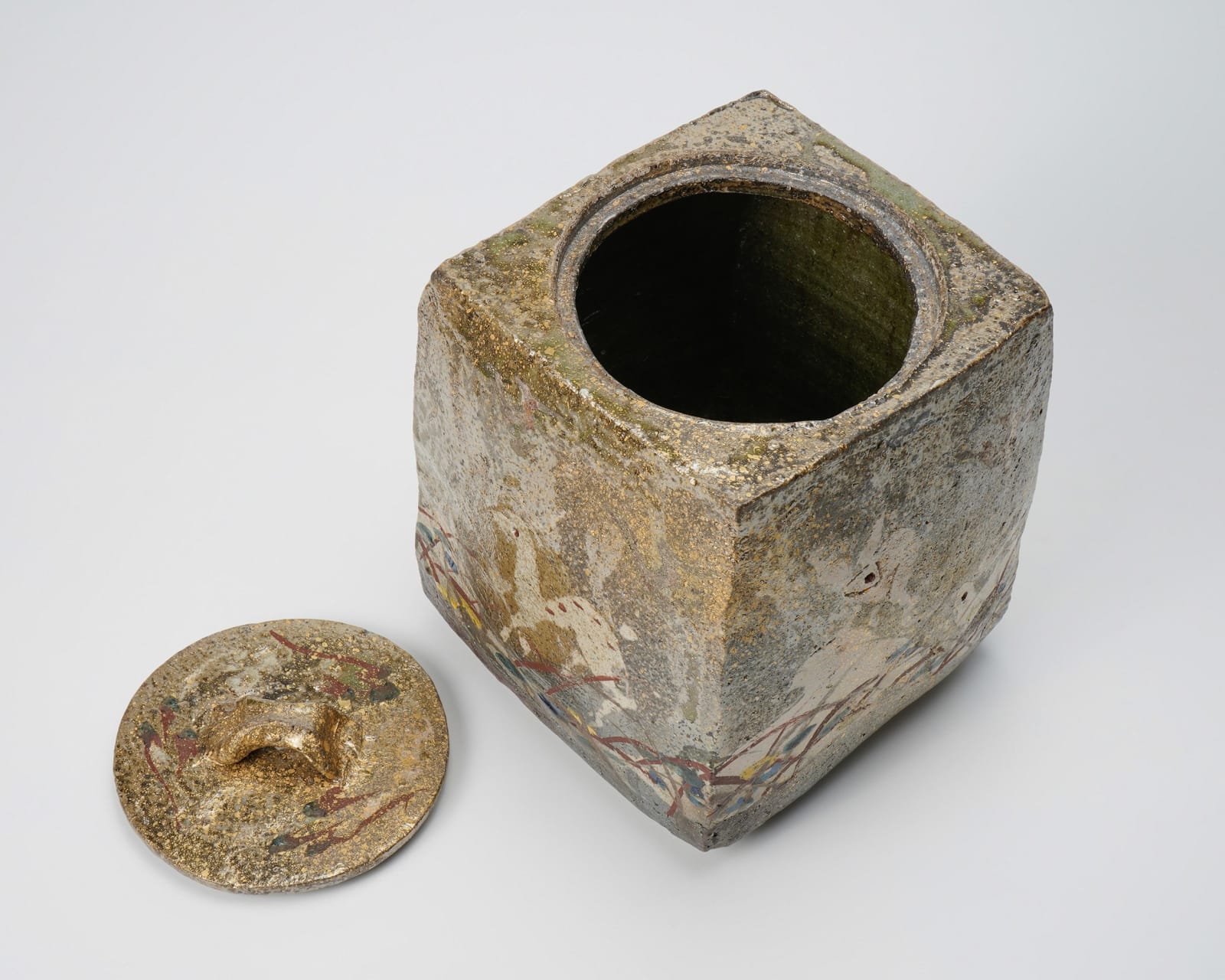 Tsuboshima Dohei 坪島 圡平, Golden water jar with inlaid deers and rabbits 金露彩象嵌 鹿兎文水指