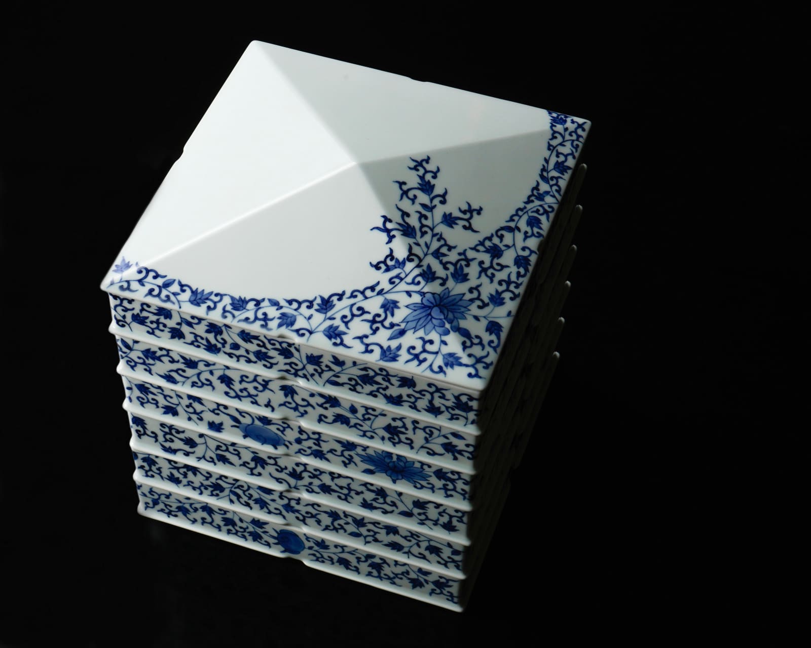 Terauchi Shinji 寺内信二, Six-tiered house shaped box with moon and arabesque designs 染付月輪花唐草 家型六段重, 2024