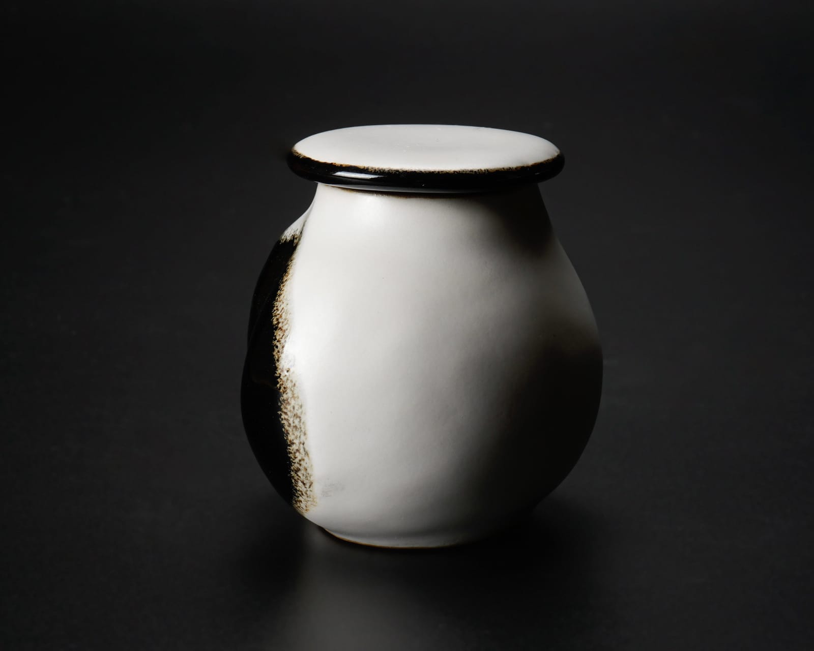 Yanagihara Mutsuo 柳原睦夫, "Eggplant" tea caddy with white glaze 白釉蓋器, 2010-2013