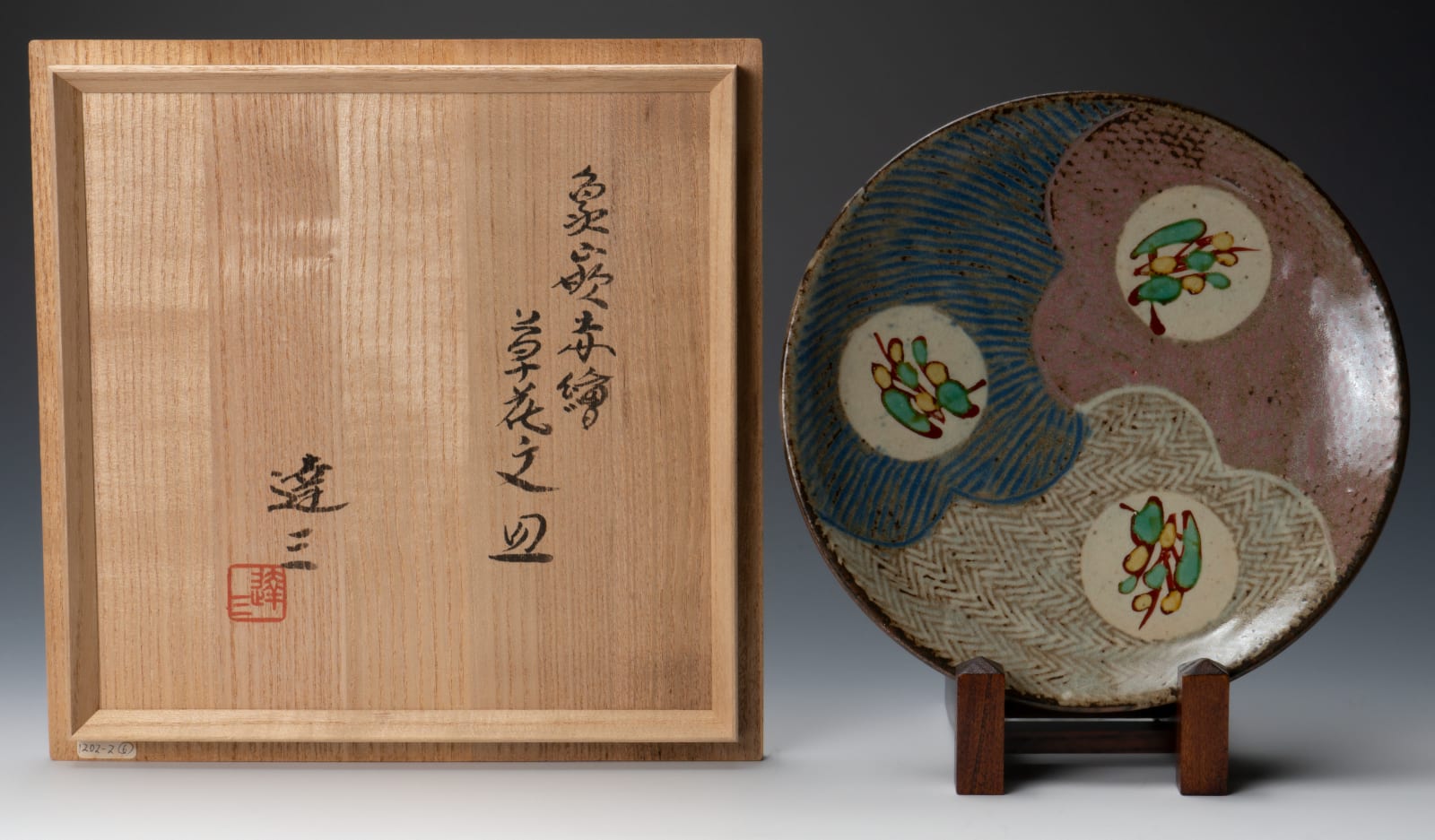 Shimaoka Tatsuzo 島岡達三, Plate with inlaid and overglaze enamel (Aka-e) floral design