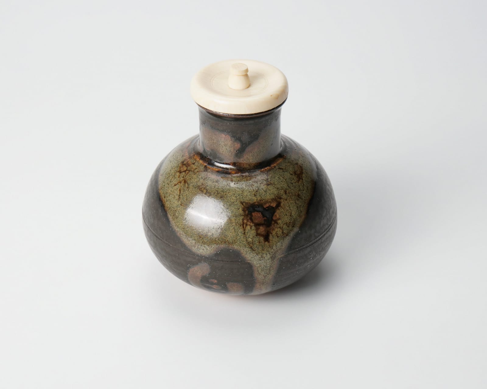 Rikyu round tea caddy by Shoryuji kiln