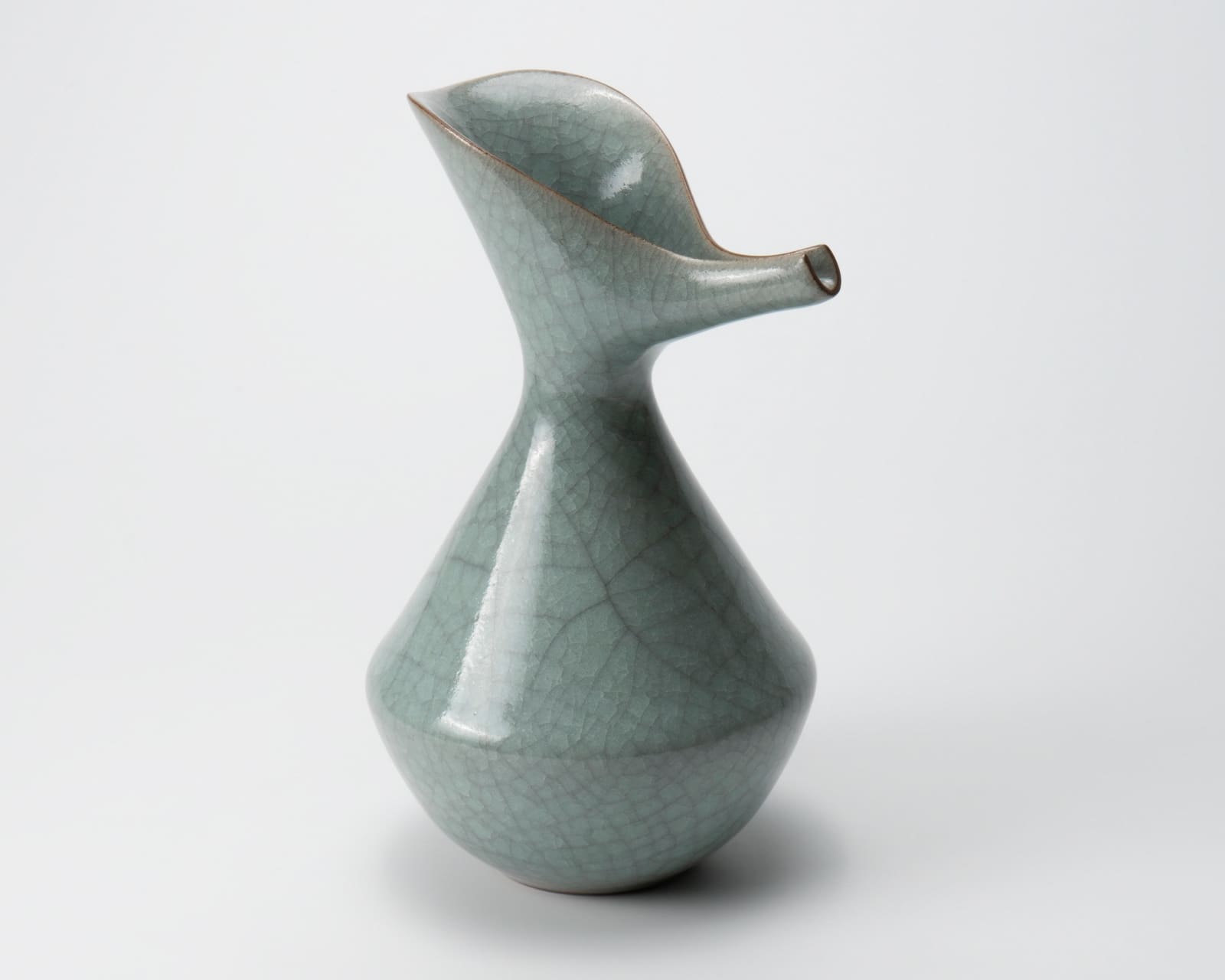 Yoshida Shuhei 吉田周平, Celadon spouted flower vase, 2023