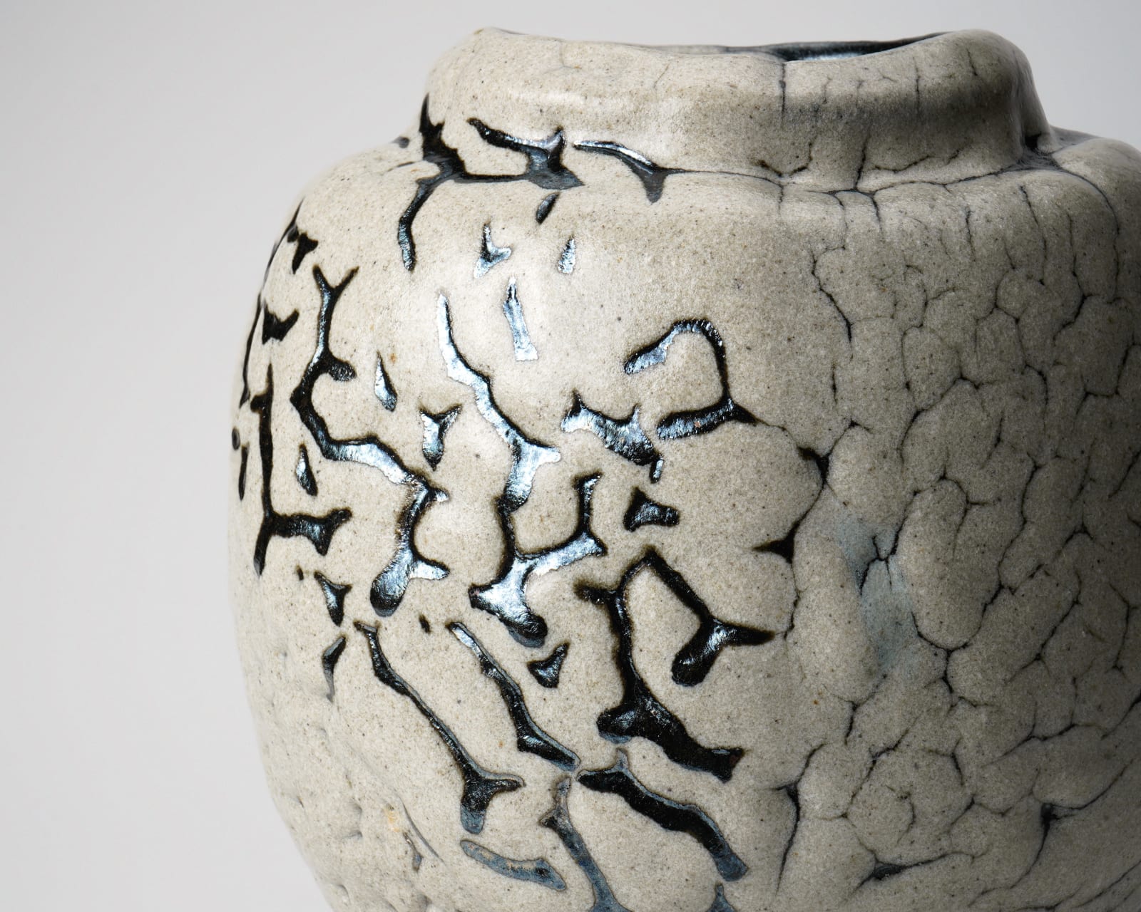 Shimizu Uichi 清水 卯一, Flat jar with white glaze