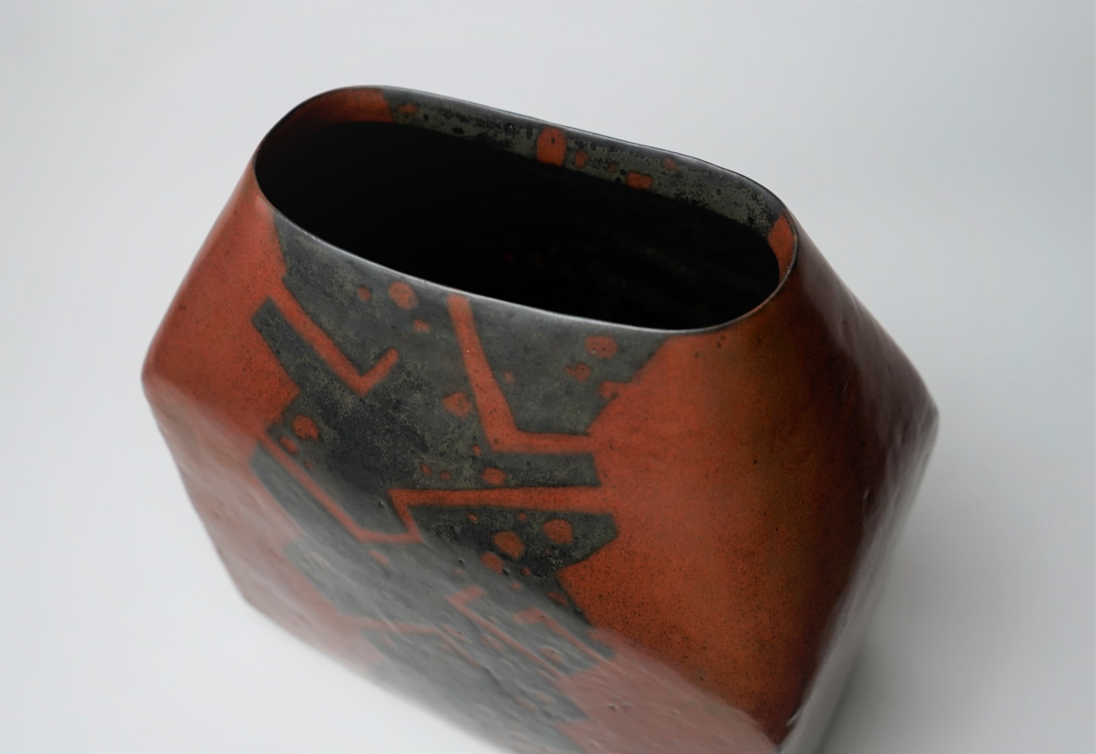 Morino Taimei 森野泰明, Rust Red Iron Glazed Square Jar 黒銹扁壺, 1982