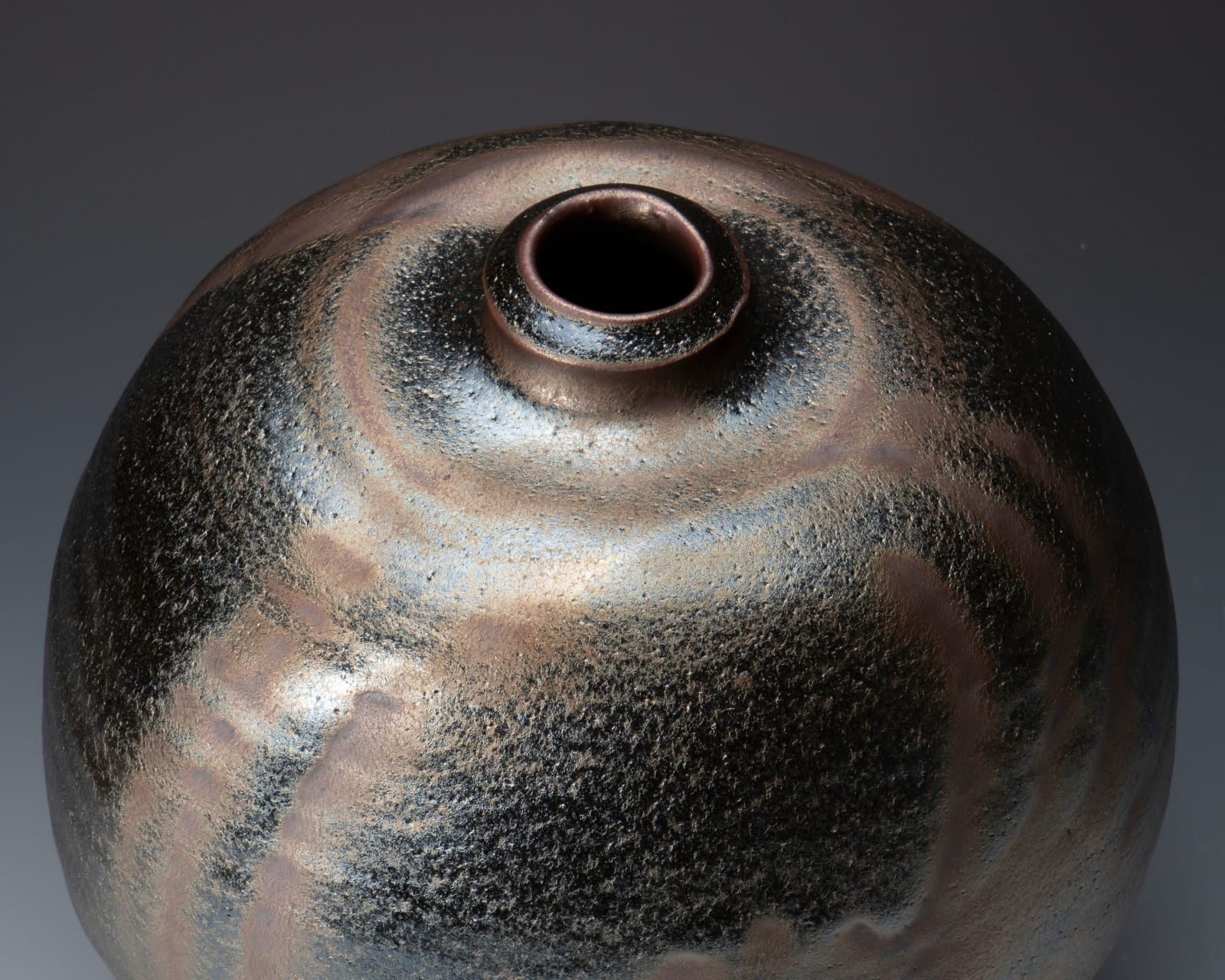 Shimizu Uichi 清水 卯一, Iron glazed flat jar, 1985