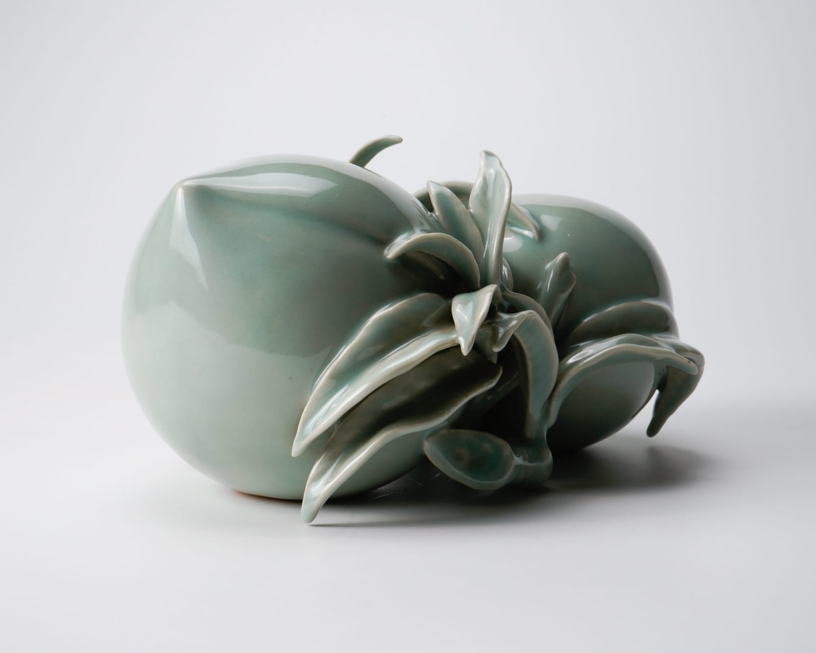 KUSUBE Yaichi 楠部彌弌, Peach shaped celadon ornament